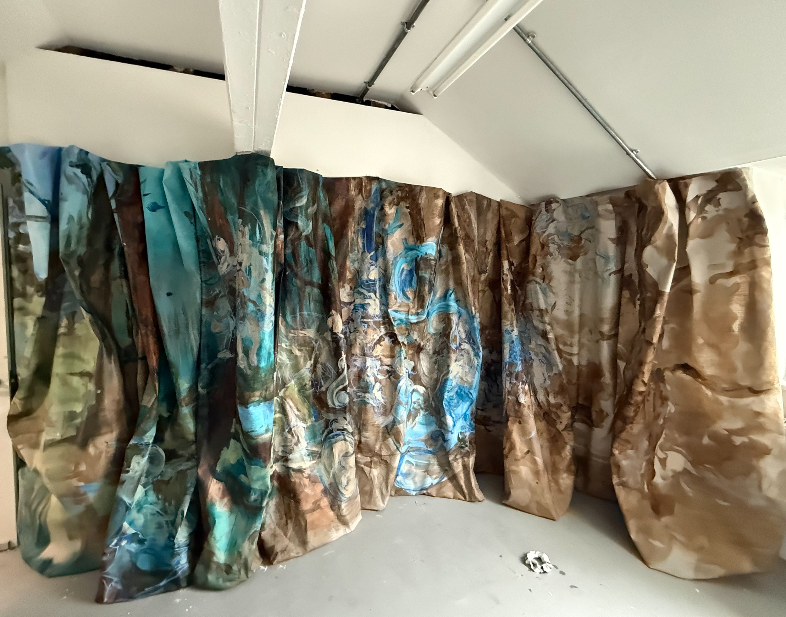 Aw O’er t’ Place | 2026 | Iron and copper oxidising pigments, oil pigments, alcohol inks, porcelain, linen

| 240 cm x 340 x 300 cm