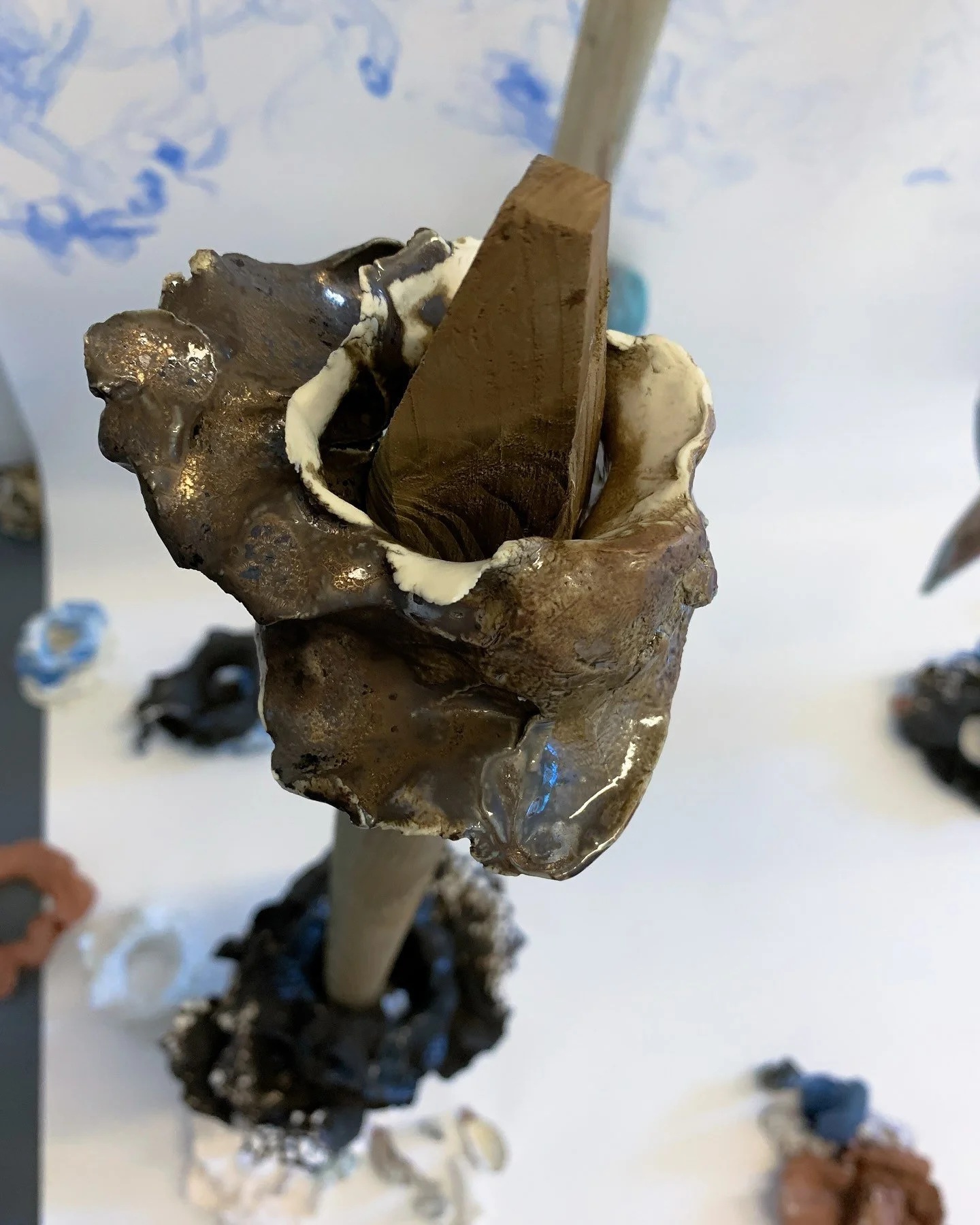 Bronze Garland &mdash; Underrt Canopy of The Woods of Ecky Thump 

Growths of fungi, flowers and leaves&hellip; a plethora bioforms both recognisable and gestural of those found during a woodland walk.

Porcelain with bronze glaze
.
.
.
.

#figurativ