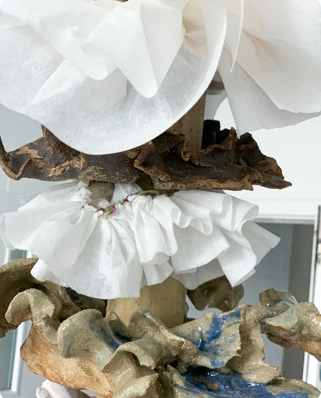 black, crank and porcelain clays with crawl and metallic glazes, pine wood  |  300 x 300 x 220 cm  |  2024