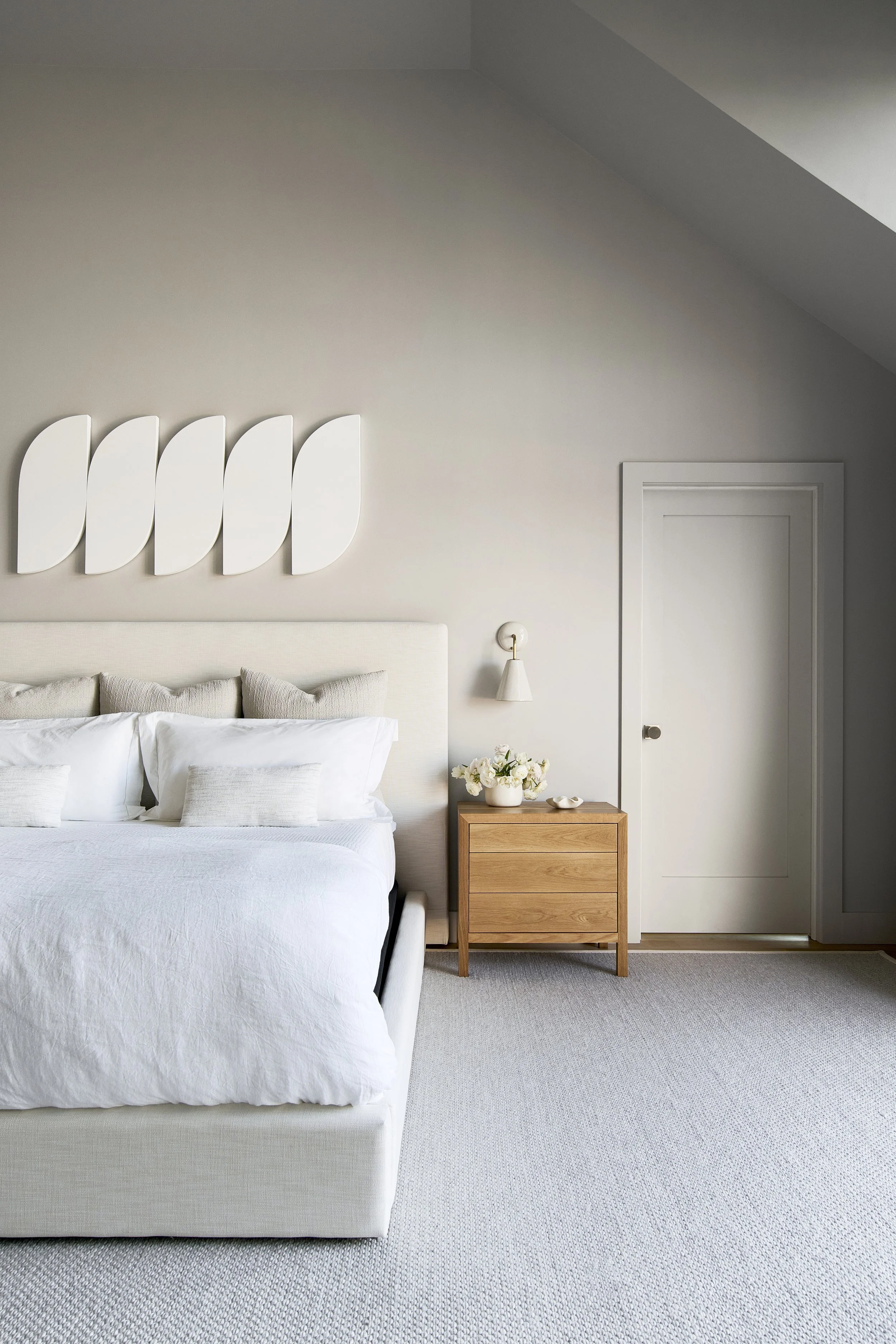 19.+Ocean+County+Beach+House+by+Chango+&+Co.+-+Primary+Bedroom+Nightstand+Detail.jpg