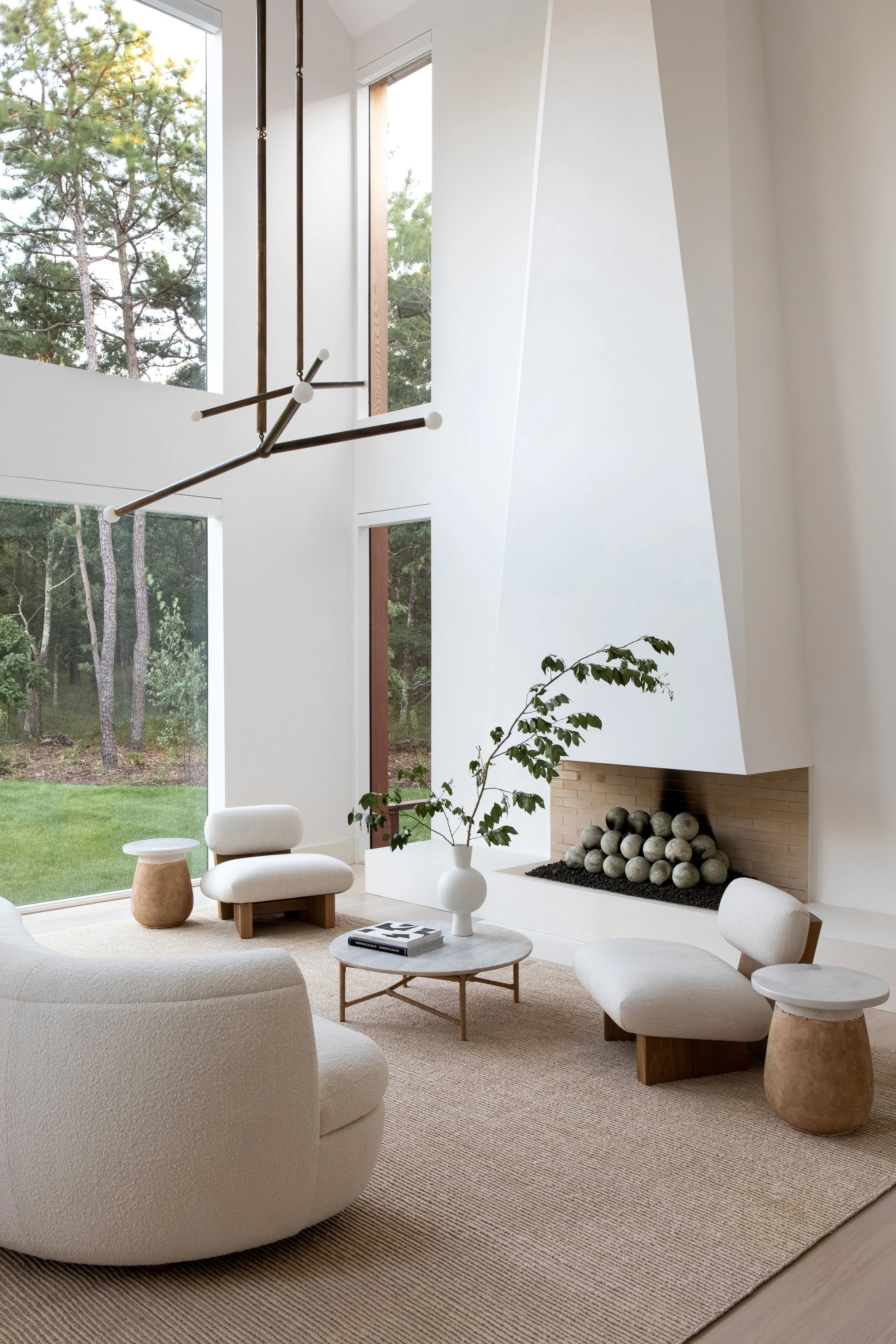 03.+Hamptons+Modern+by+Chango+&+Co.+-+Living+Room+with+Wide+Fireplace+Focus.jpg