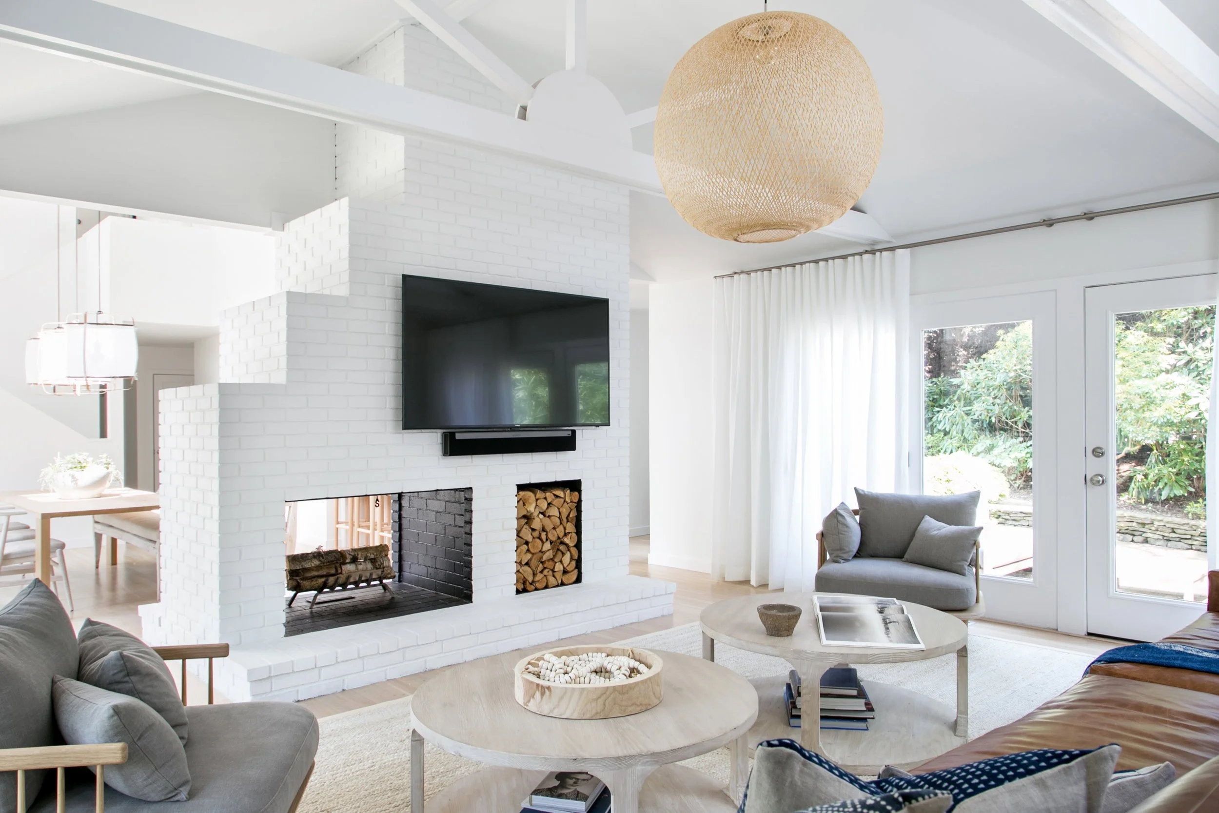 11.+East+Hampton+Post-Modern+-+Chango+&+Co.+-+Living+Room+Fireplace.jpg