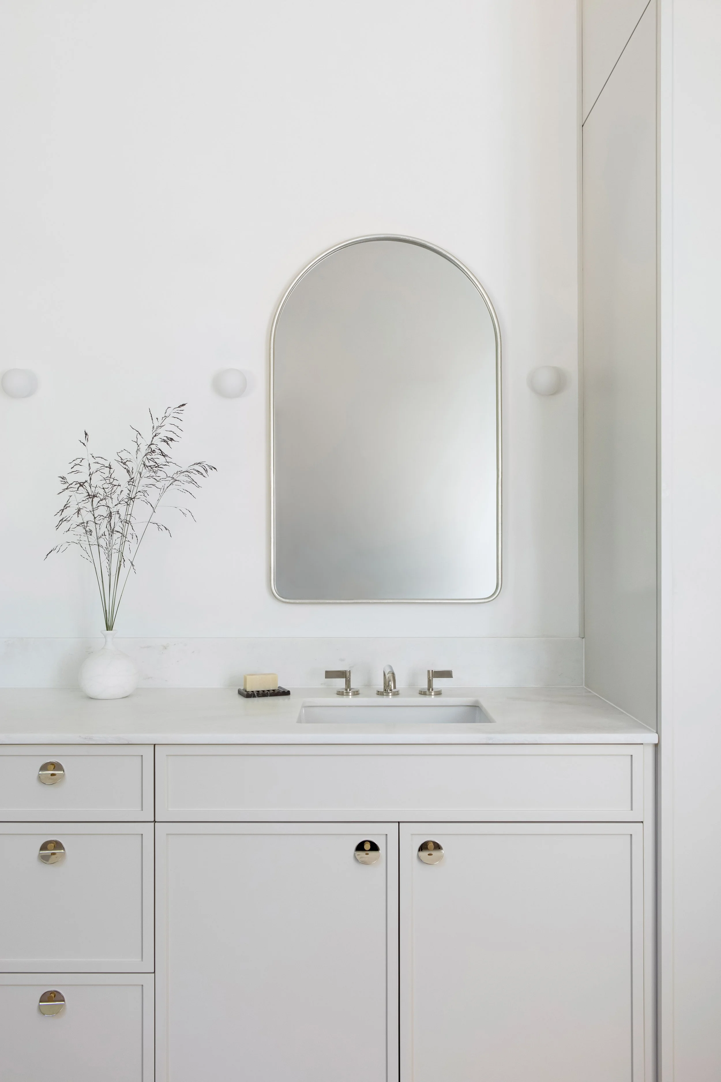 37.+Hamptons+Modern+by+Chango+&+Co.+-+Guest+Bath+Vanity+Detail.jpg