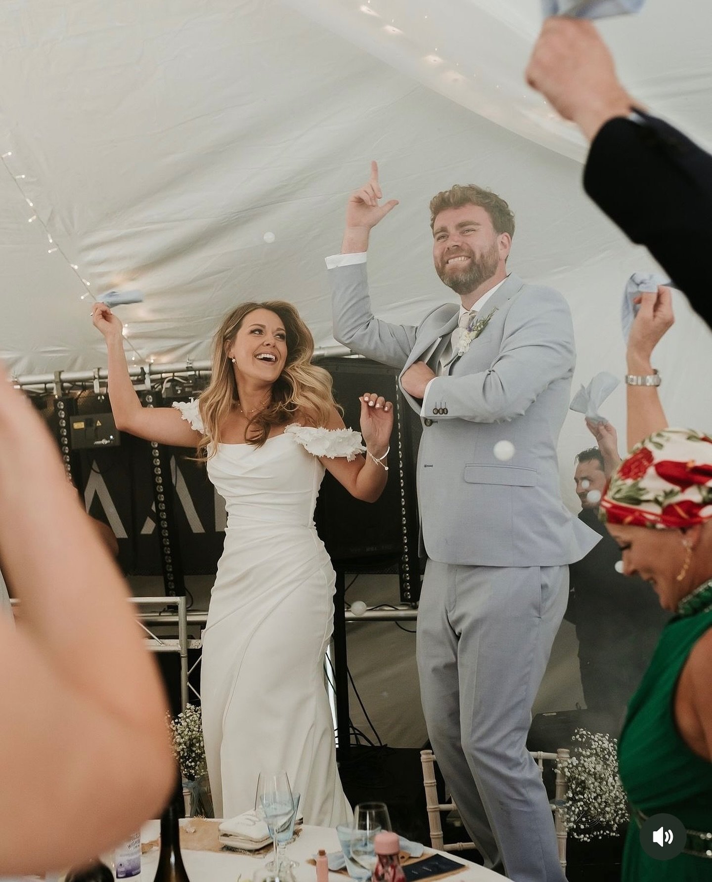 Another amazing wedding last weekend, and a strong entrance 🎉🎉🎉

#mobiledj #wedding #weddingdj #arria #mobiledjsetup #djsetup #stagedesign
