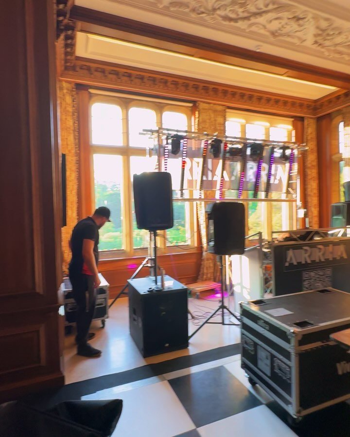 Great fun at Cowdary house, providing all uplighting &amp; feature lighting in the main room as well as a full Arria stage system for the dance room. Congrats to the happy couple 👰🤵🎉 #rcf #mobiledj #events