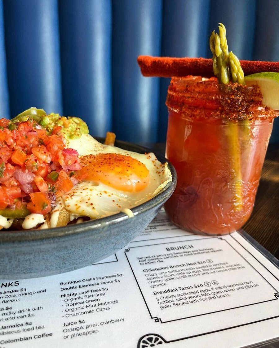Have you heard the word?! 🎉 🎉 🎉 Lunitas brunch is onnn like Donkey Kong every Saturday and Sunday from 12-3! And I mean, honestly.. I dare you to name a better brunch buddy than a sexy Mezcal Caesar with house-pickled asparagus and a chamoy candy 