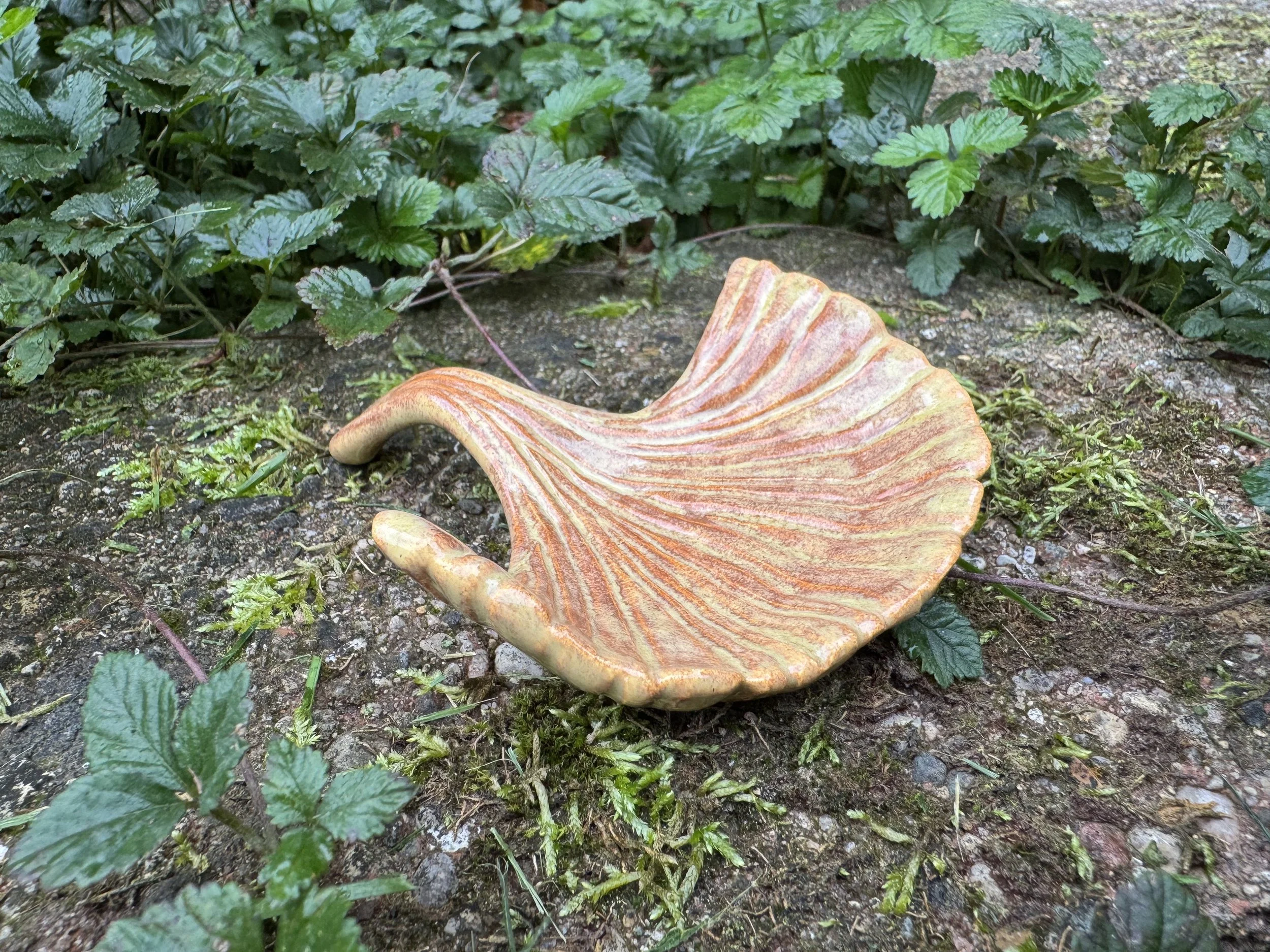 Ginko leaf dish G11 3.jpg