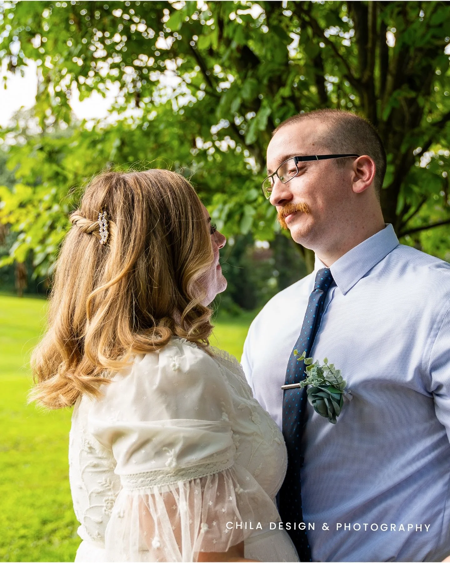 You don&rsquo;t need hundreds of guests for a day to be memorable.
With family and close friends, every smile and every gesture became a memory that will last forever.