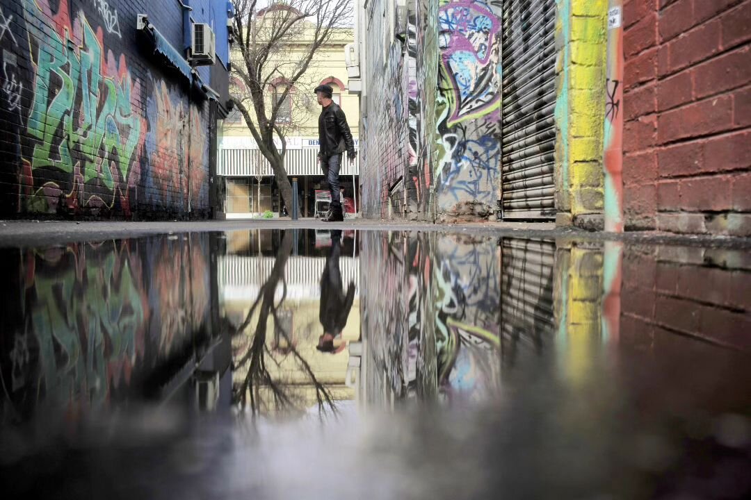 Flowing on from our reflective theme, here is an absolute gem of a photo by @tonigedjo. 

Here we see nature, modern infrastructure, creativity and a Footscray citizen meet in one of our laneways. 

Can anyone tell us which laneway it is? ❤️🤍💙