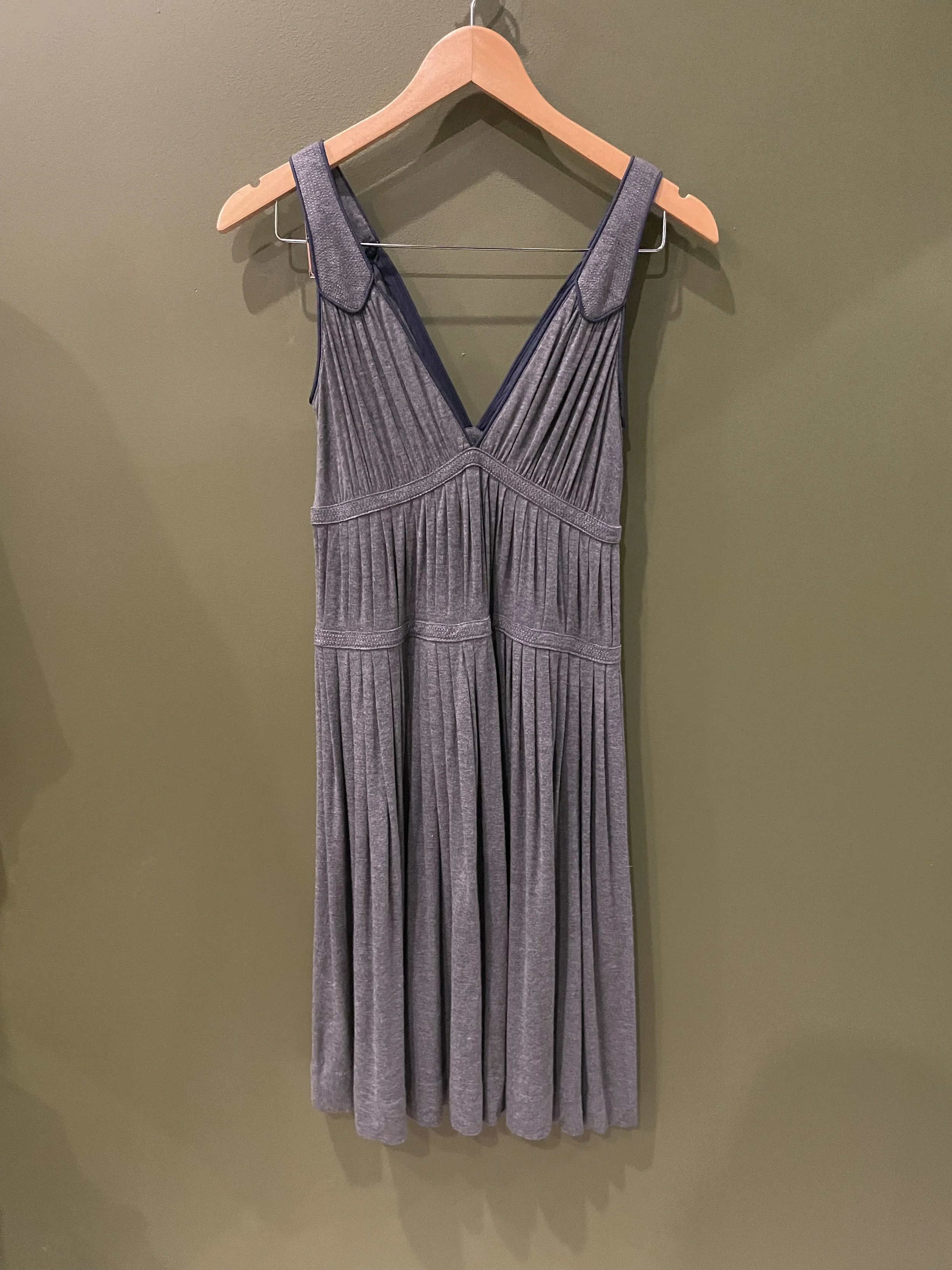 Marc Jacob’s  Gray Sleeveless V-Neck Dress in size xs