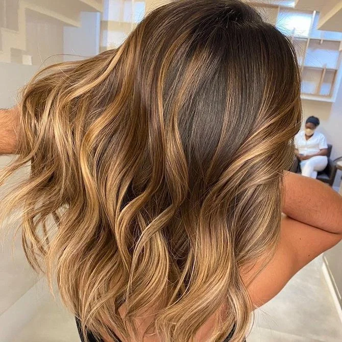 8-faerbetechniken-fuer-eine-elegante-karamellfarbene-balayage-e3a2a1d0.jpg