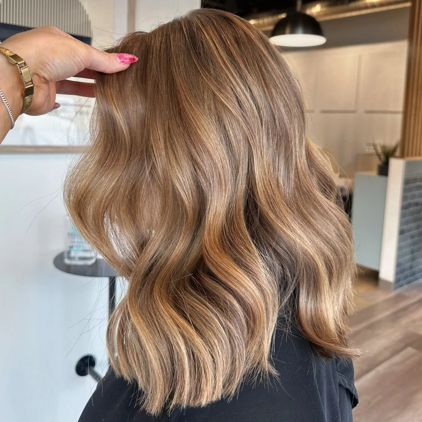 🍂 When your summer blonde starts feeling a little too bright for fall&hellip;
This soft golden beige blend is the perfect in-between. It keeps the brightness you love while adding warmth and depth that feels effortless for autumn. ✨

Color/Cut + sty