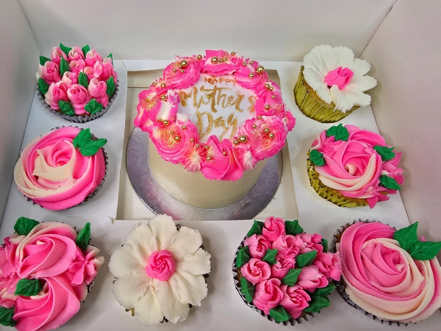 💓Bento boxes 🌺 

4 inch mini cake and 8 cupcakes 🎂🧁

#brisbanebaker #customcakes #cupcakes #brownies