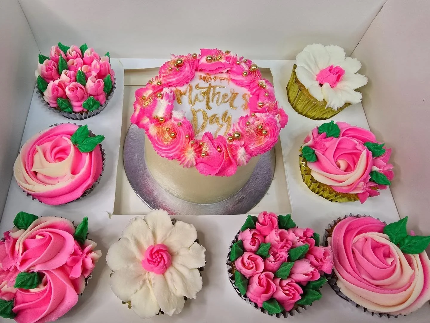 💓Bento boxes 🌺 

4 inch mini cake and 8 cupcakes 🎂🧁

#brisbanebaker #customcakes #cupcakes #brownies