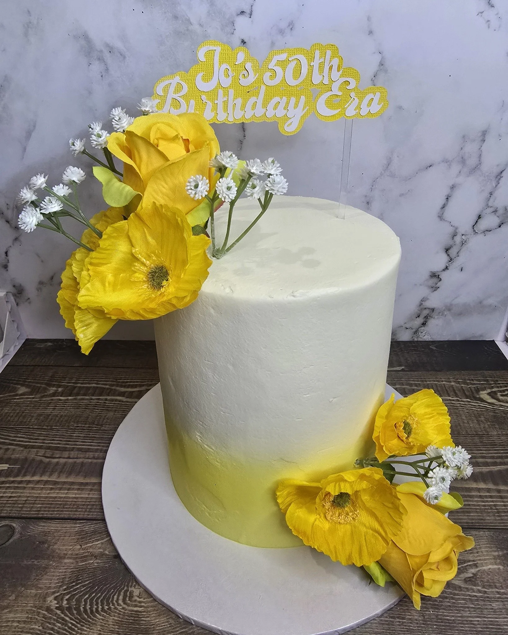 ⭐ Flashback Friday ⭐ 

This gorgeous cake is designed in an ombre yellow with bright yellow flowers to make anyone's day! 🌻

Colour can be changed to suit your celebration 🎉🎈 

Get in touch today 💌

 #brownies #customcakes #brisbanebaker #cupcake