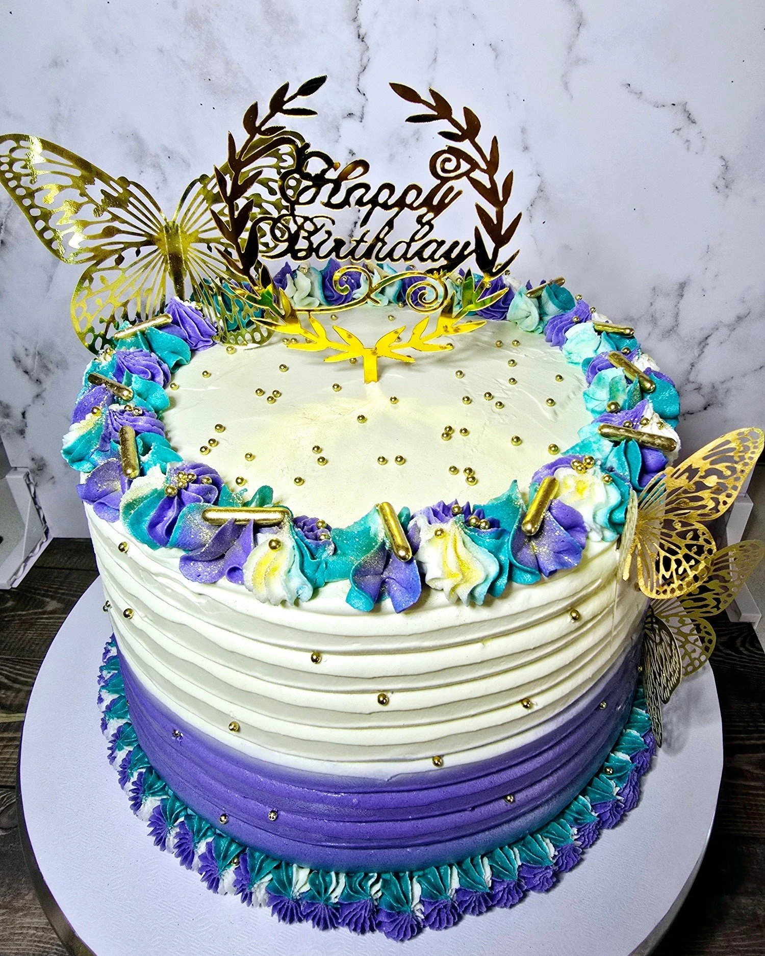 ⭐ Flashback Friday ⭐ 

This is one of my favs. 

Purple and teal with gold decorations and butterflies 🦋 

We can make adjustments to suit your needs so simply get in touch and we can talk about it. 

 #brownies #customcakes #brisbanebaker #cupcakes