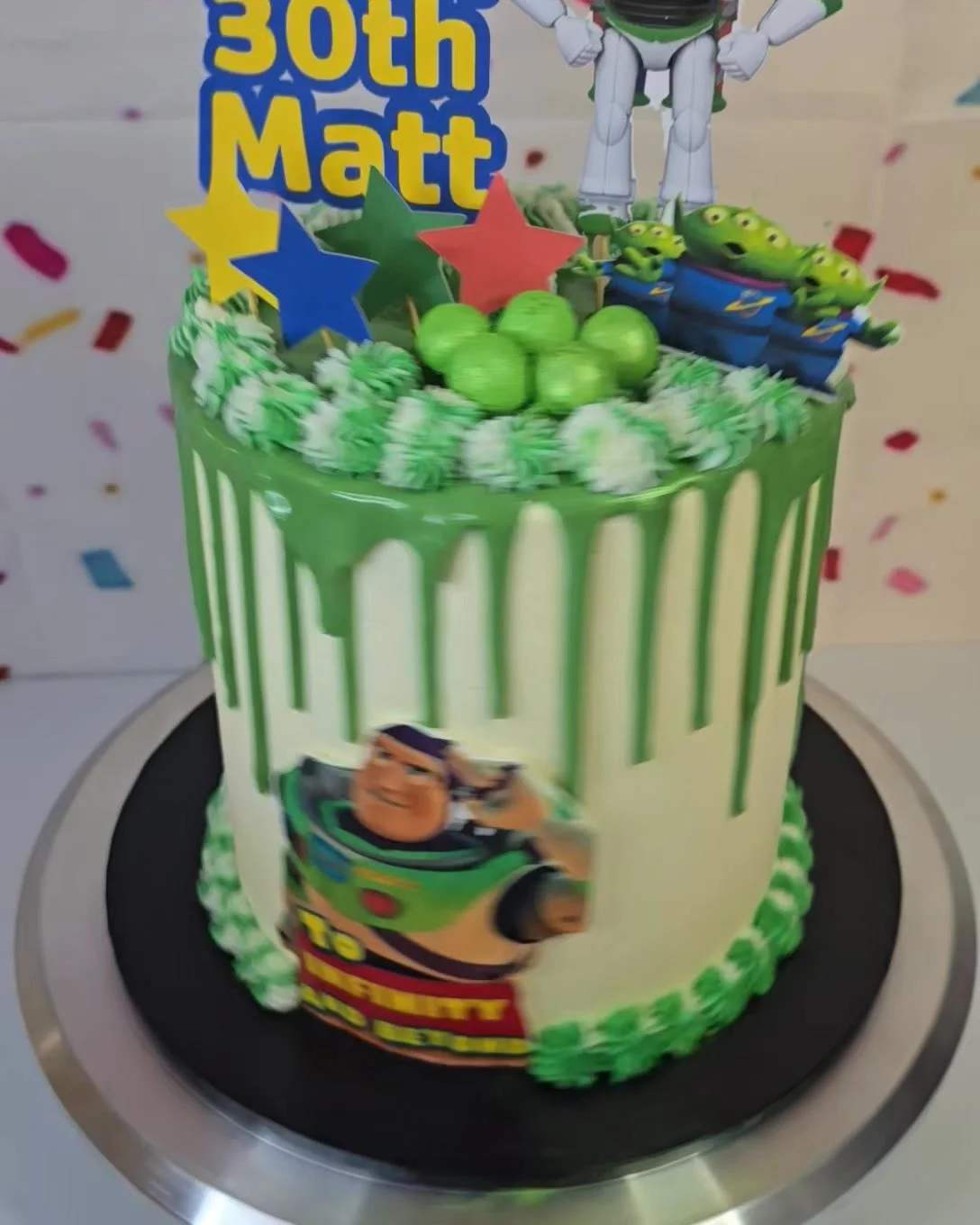 To infinity and beyond! 🚀⭐

This Buzz Lightyear-inspired cake was the perfect centrepiece for a space-themed celebration. Featuring all the iconic colours and details, it's ready to take any birthday party on an intergalactic adventure!

Whether you