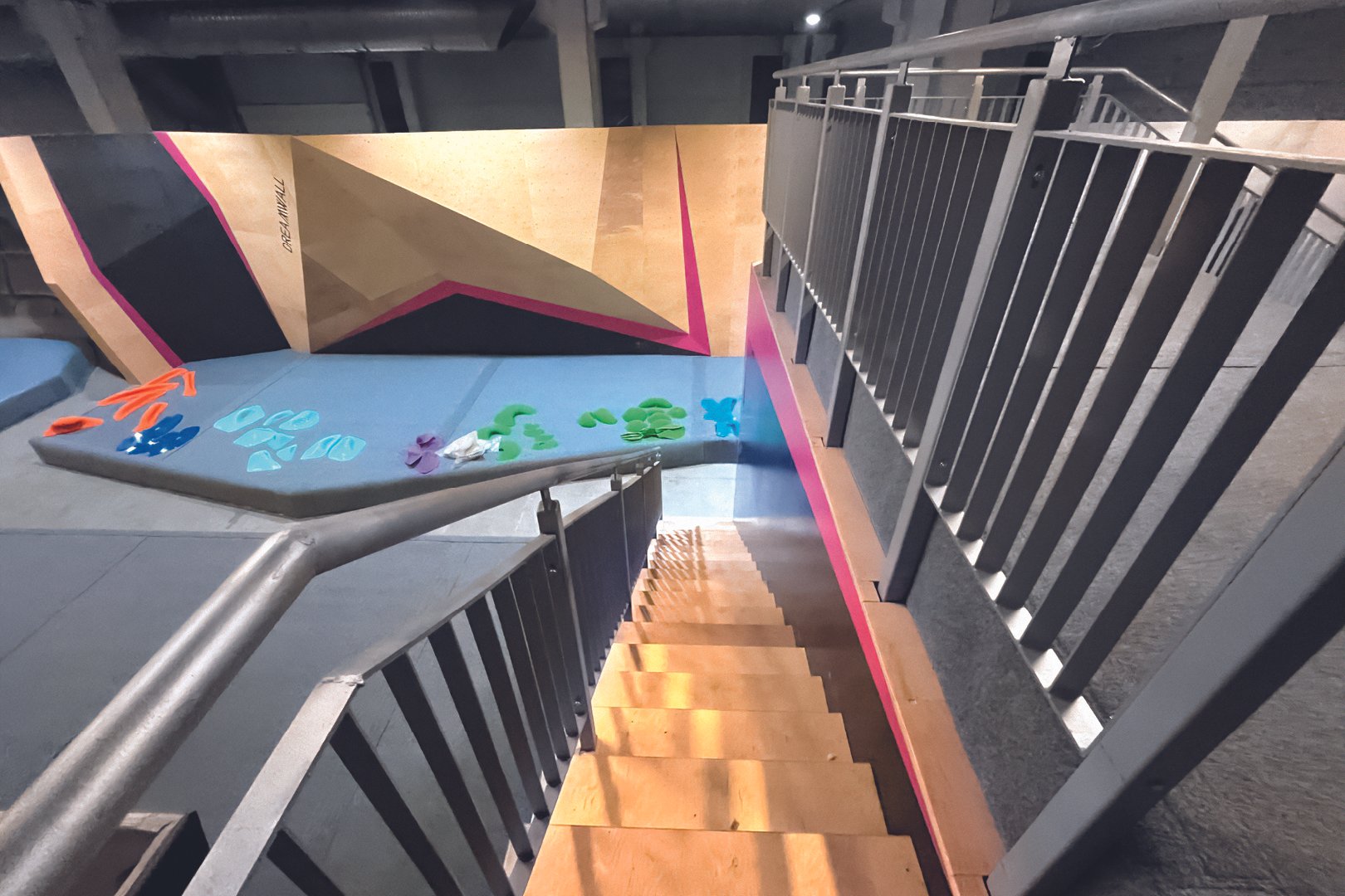 FRANCE_Mougins, Alpes‑Maritimes_BLOC PARTY CLIMBING_WEB_3.jpg