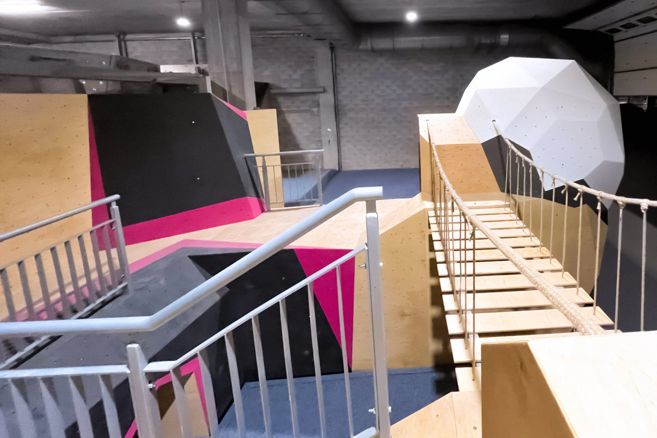 FRANCE_Mougins, Alpes‑Maritimes_BLOC PARTY CLIMBING_WEB_19.jpg