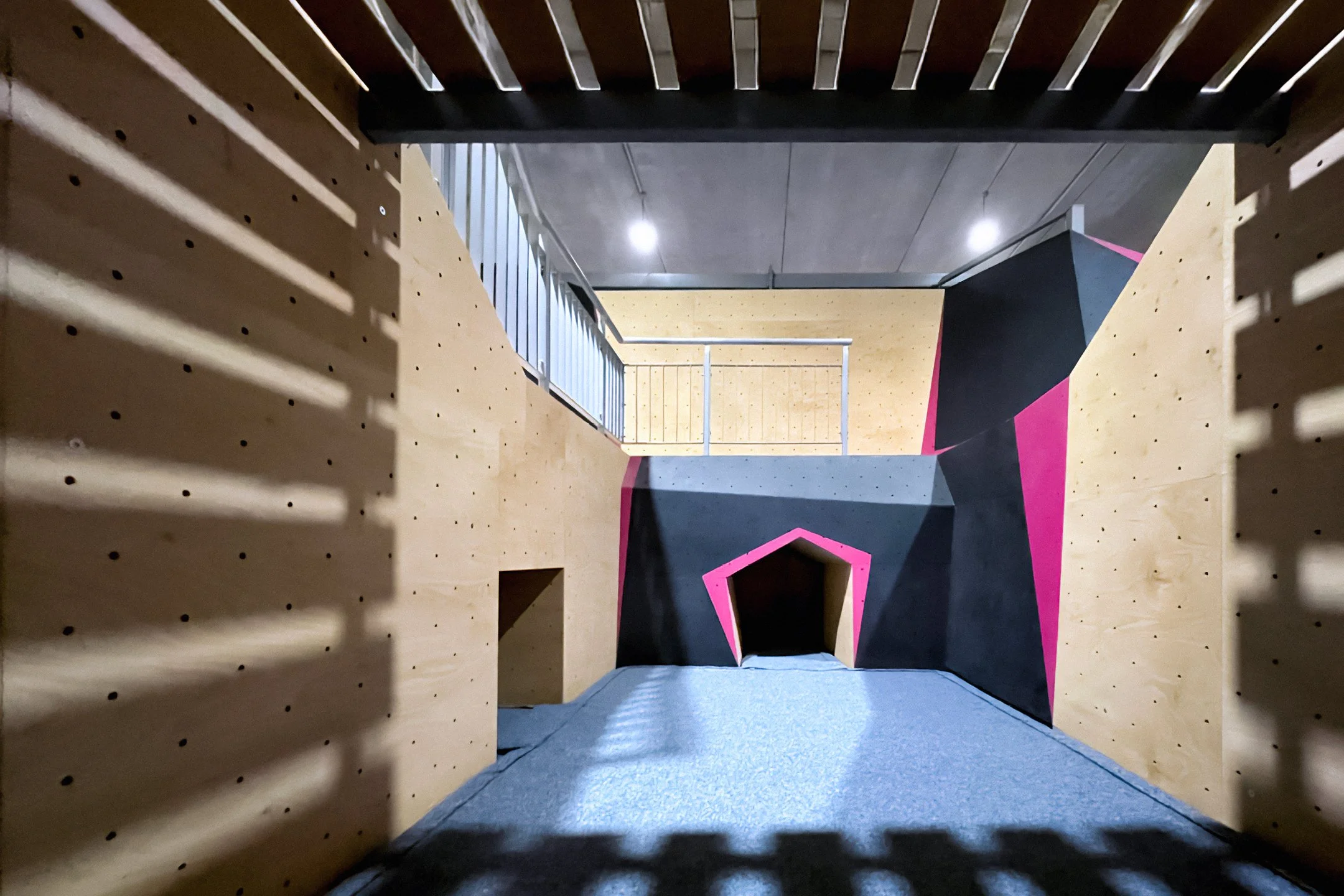 FRANCE_Mougins, Alpes‑Maritimes_BLOC PARTY CLIMBING_WEB_15.jpg