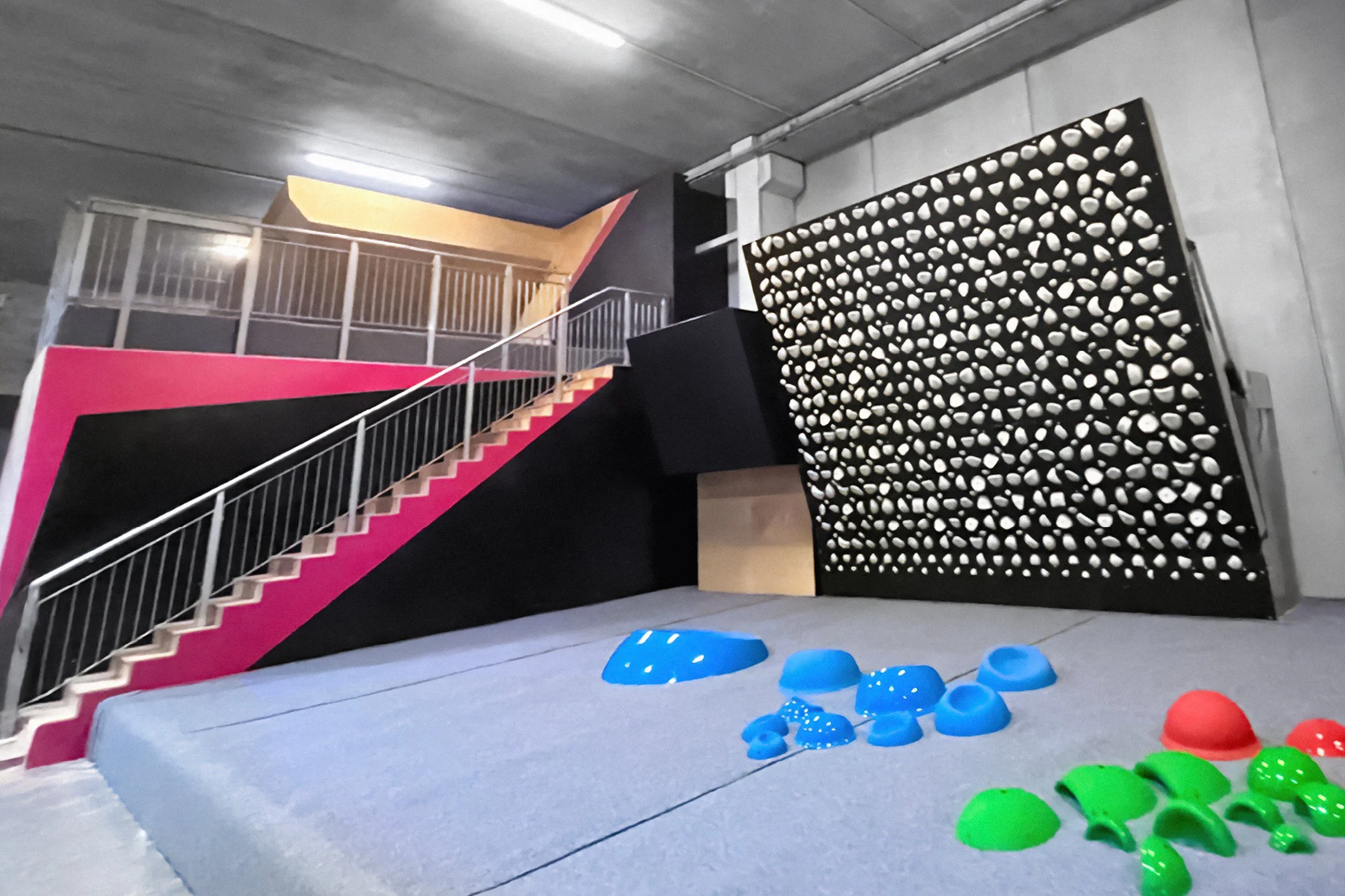 FRANCE_Mougins, Alpes‑Maritimes_BLOC PARTY CLIMBING_WEB_17.jpg