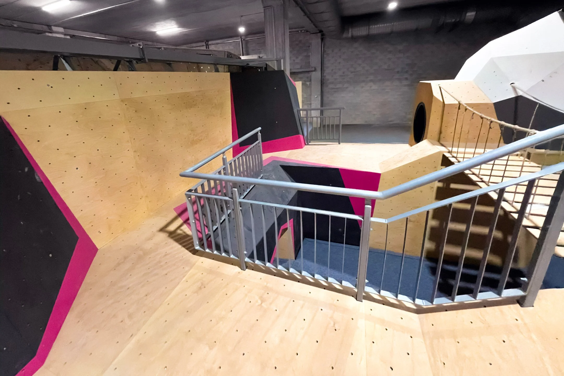 FRANCE_Mougins, Alpes‑Maritimes_BLOC PARTY CLIMBING_WEB_14.jpg