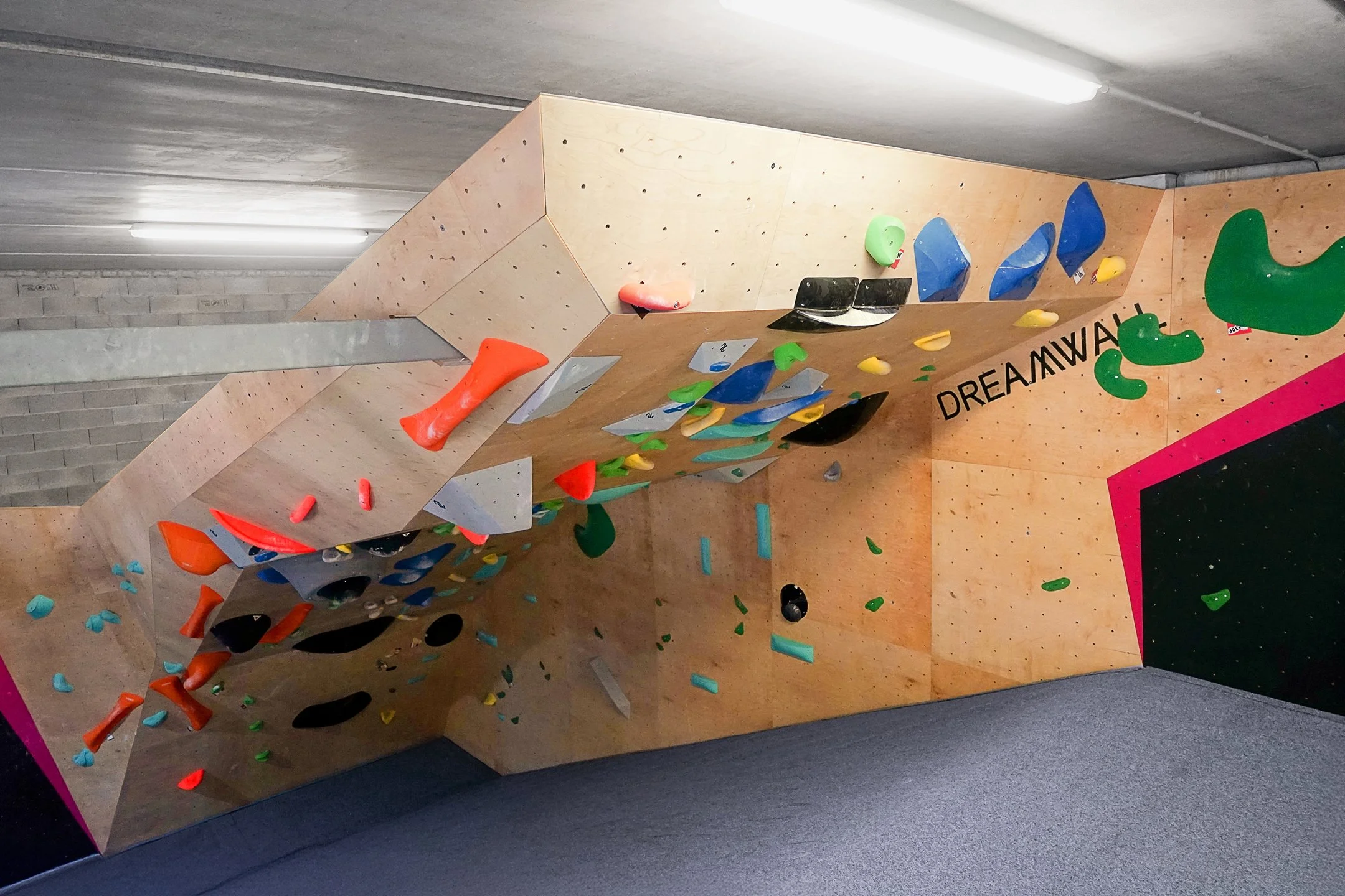 FRANCE_Mougins, Alpes‑Maritimes_BLOC PARTY CLIMBING_WEB_4.jpg