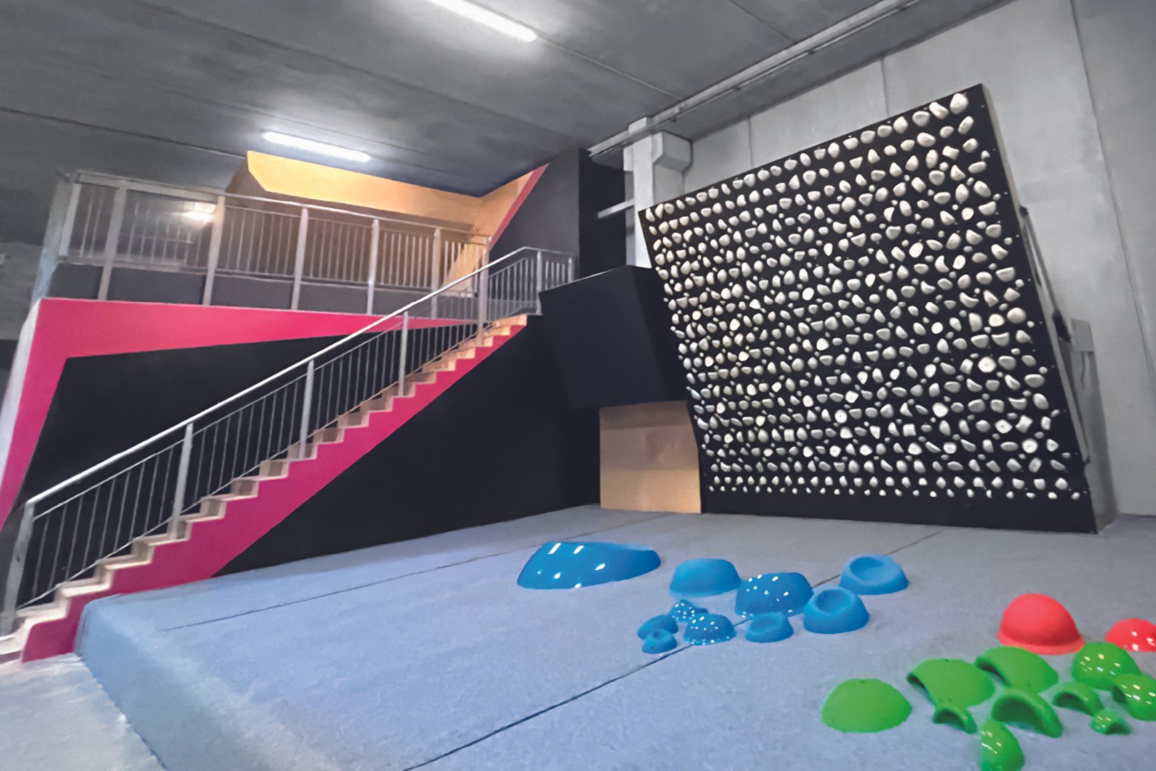 FRANCE_Mougins, Alpes‑Maritimes_BLOC PARTY CLIMBING_WEB_8.jpg