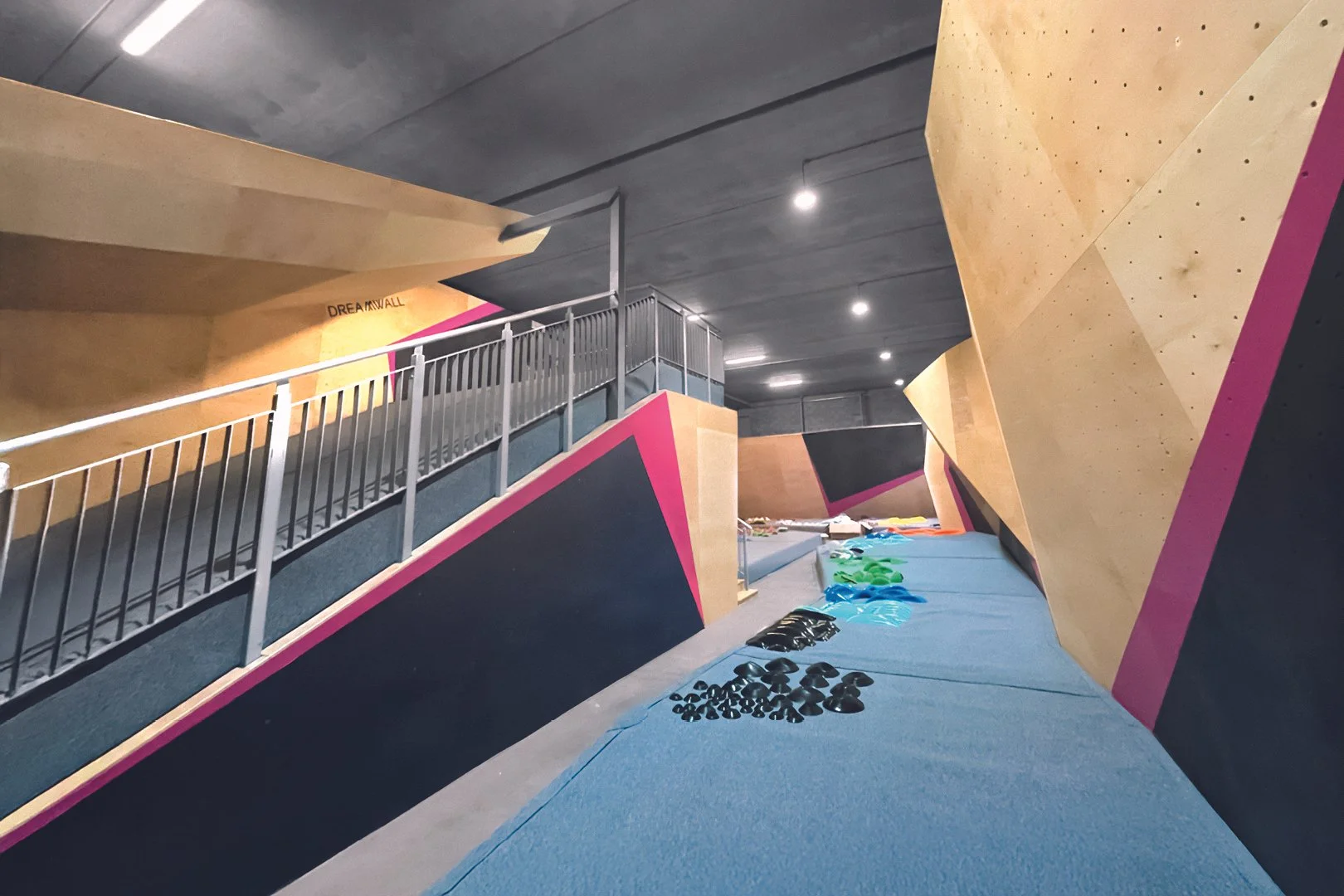 FRANCE_Mougins, Alpes‑Maritimes_BLOC PARTY CLIMBING_WEB_4.jpg