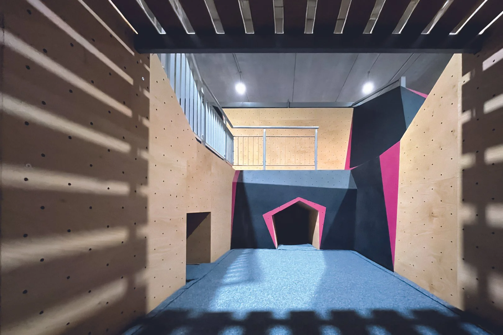 FRANCE_Mougins, Alpes‑Maritimes_BLOC PARTY CLIMBING_WEB_6.jpg