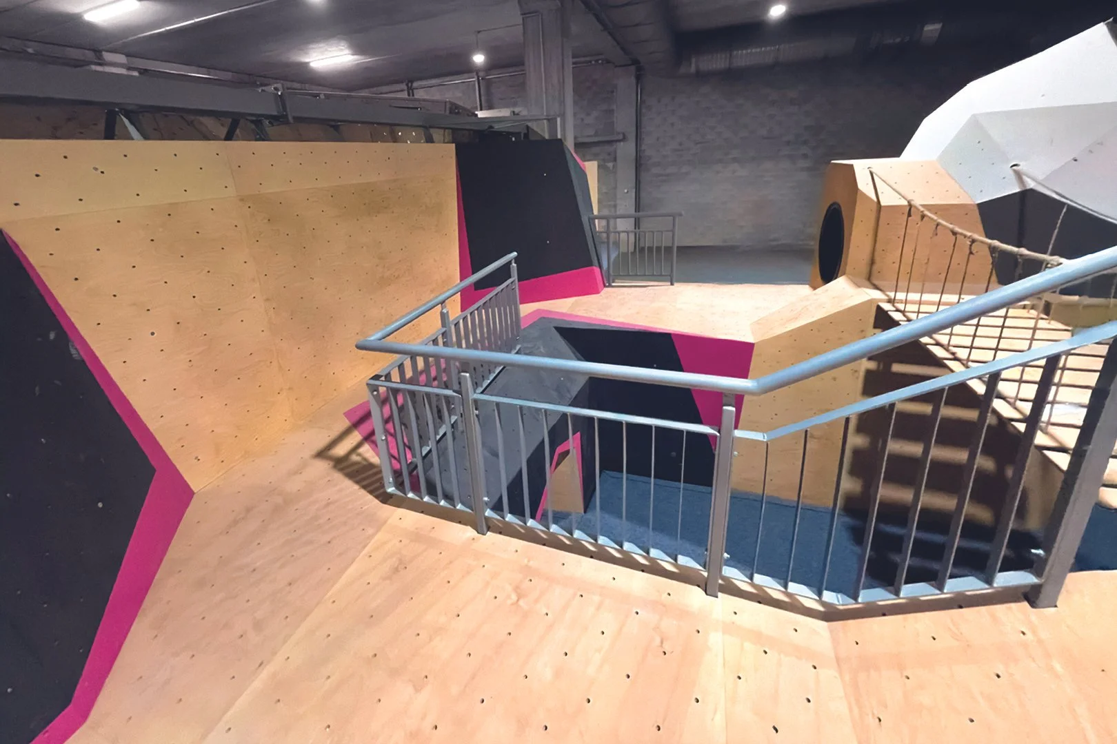 FRANCE_Mougins, Alpes‑Maritimes_BLOC PARTY CLIMBING_WEB_5.jpg