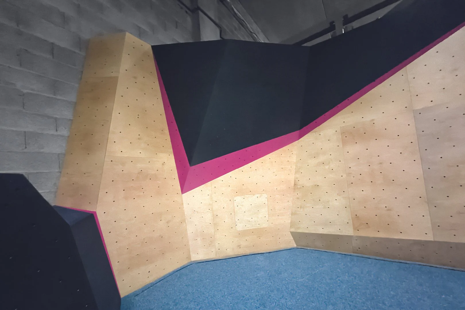 FRANCE_Mougins, Alpes‑Maritimes_BLOC PARTY CLIMBING_WEB_7.jpg