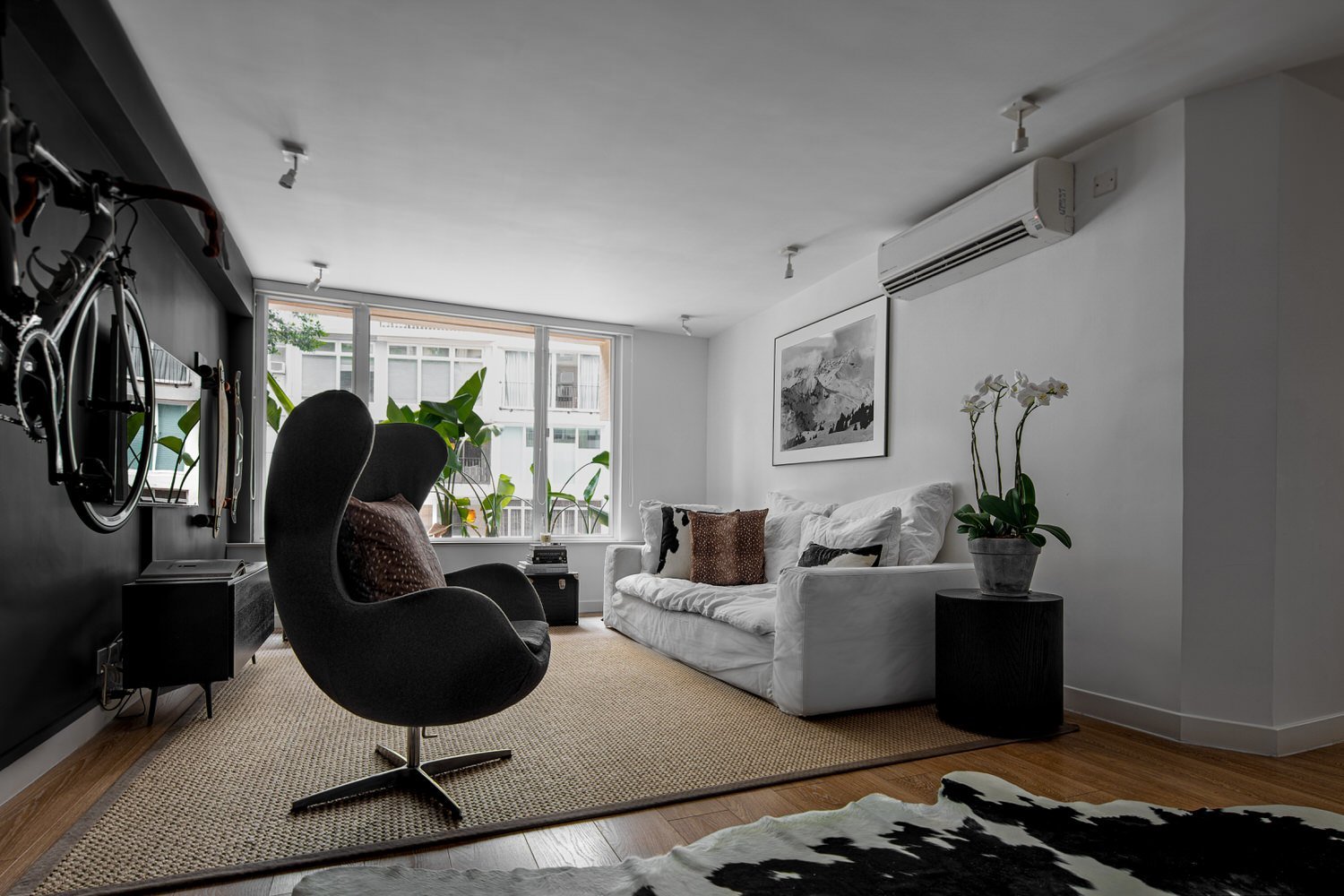 Hong Kong Interiors – Mid Levels living room interior decoration egg chair