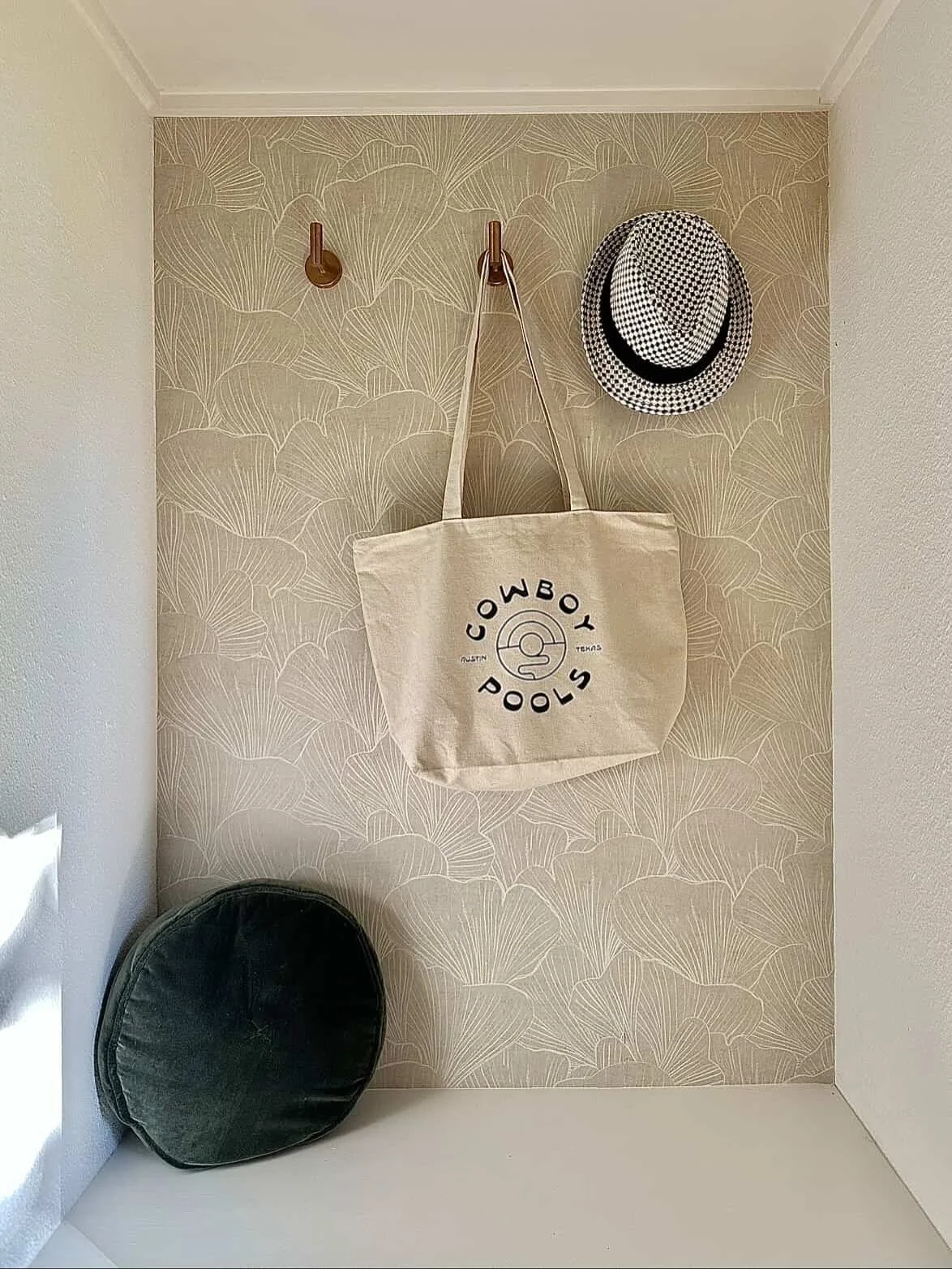 It always makes me so happy to see my designs finding a place in someone&rsquo;s home 🤍 A huge thank you to @pesoli_properties for sharing these beautiful photos. I love how the wallpaper brings character to the entry area!

You can find this design