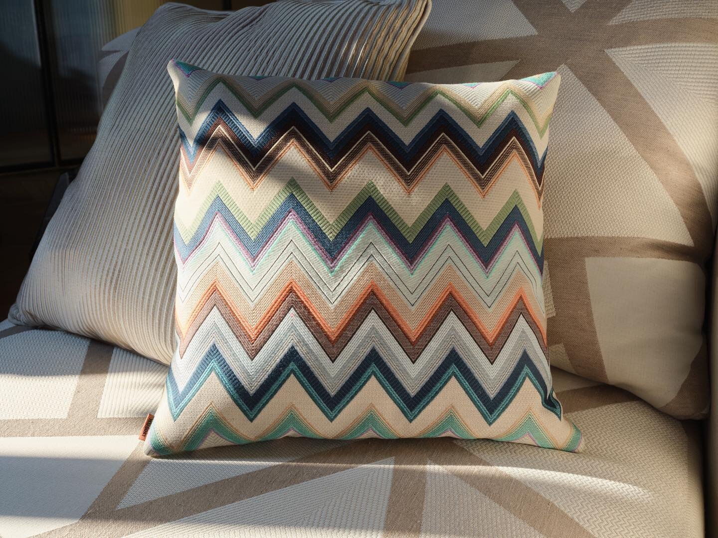 Agadir Cushion from Missoni in a new colour way🩵🤎🤍

#missoni #missonihome #missonihomecollection #interior #interiordesign #interiorinspiration #interiorinspo #interi&oslash;r #interi&oslash;rbobla #interi&ouml;r #interiordecor #insidetooas