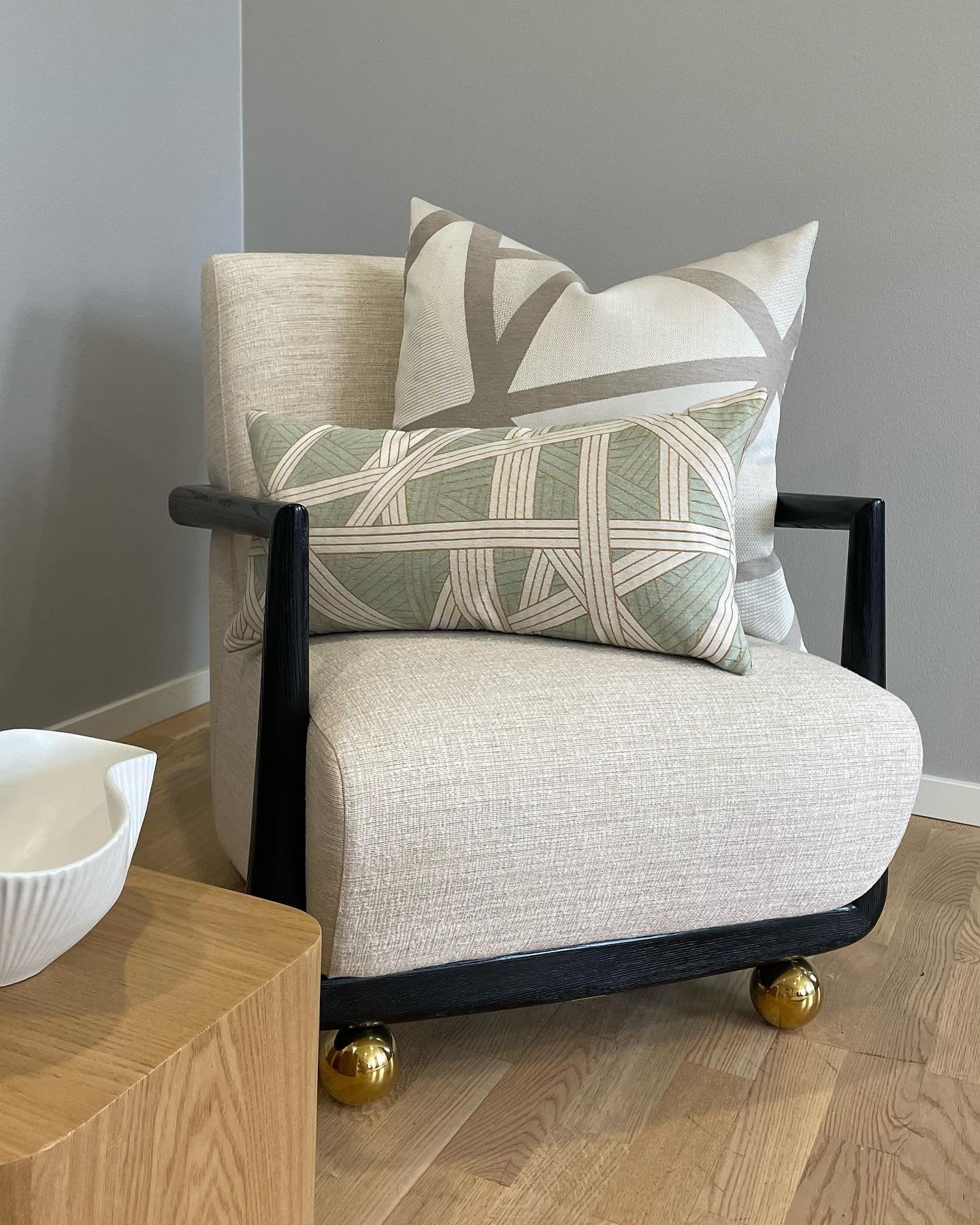 Styling at @patrikssongroup 

St. German Club Chair from @jonathanadler &amp; Nastri Cushions from @missoni 🫶🏼

#missoni #missonihome #missonihomecollection #jonathanadler #funiture #interior #interiordesign #interiorinspiration #interiorinspo #int