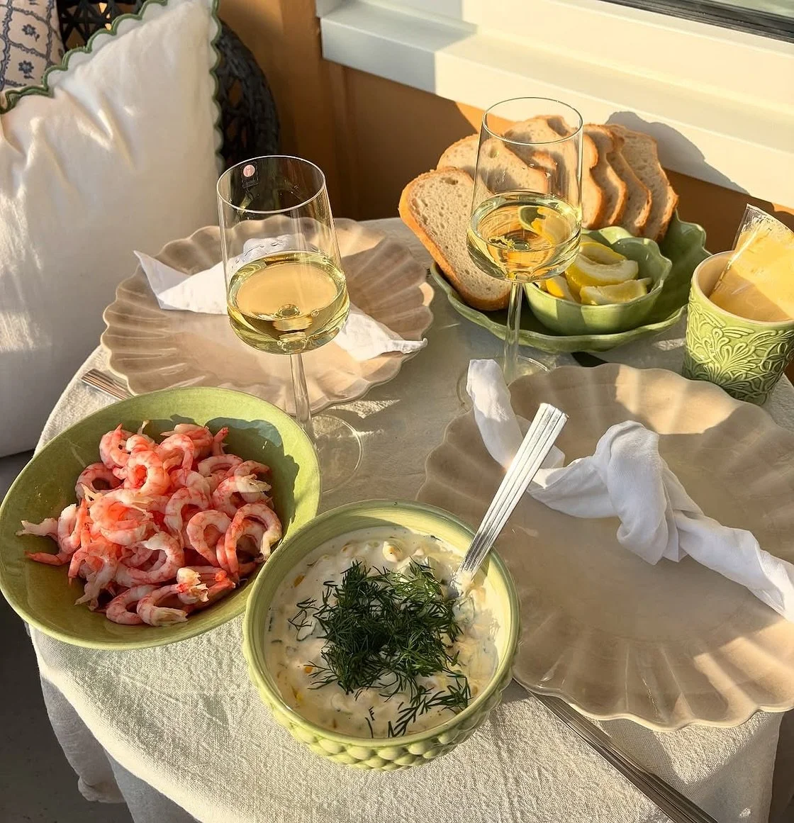 Shrimps and Mateus, can you name a more iconic summer lunch?🦐🍋

Via @amaliesletten 

#mateus #mateuscollection #tableware #servise #borddekking #dukning #interi&oslash;r #interi&ouml;r #interior #interiordesign #interiordecor #interiorinspiration #