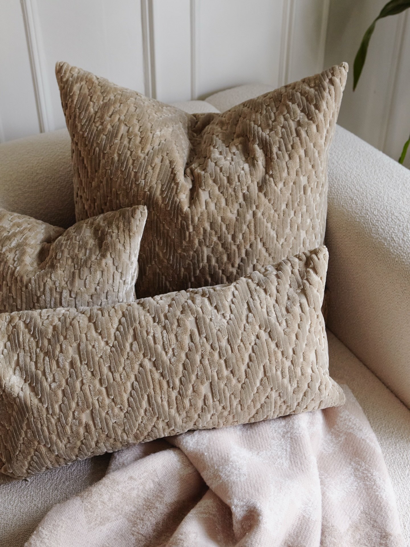 Fossile Cushions from Missoni - the perfect basic🤎

From our shoot at @ninasandbech with @birgitfauske &amp; @livebrekke 

#missoni #missonihome #interior #interiordecor #insidetooas