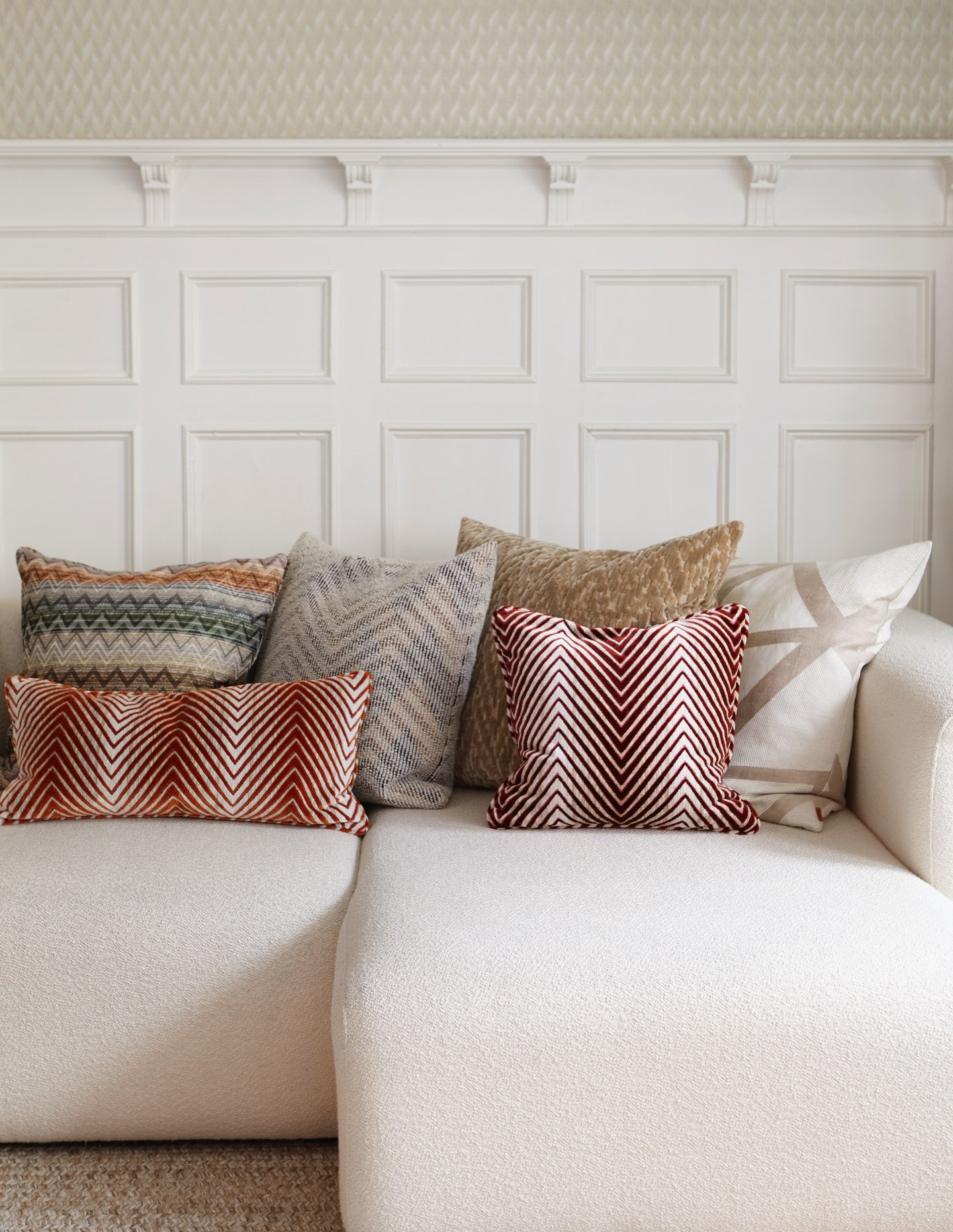 Time to give your living room an update? Get inspired by @ninasandbech colourful and chic style🧡

#missoni #colourfulhome #interi&oslash;r #puter #insidetooas