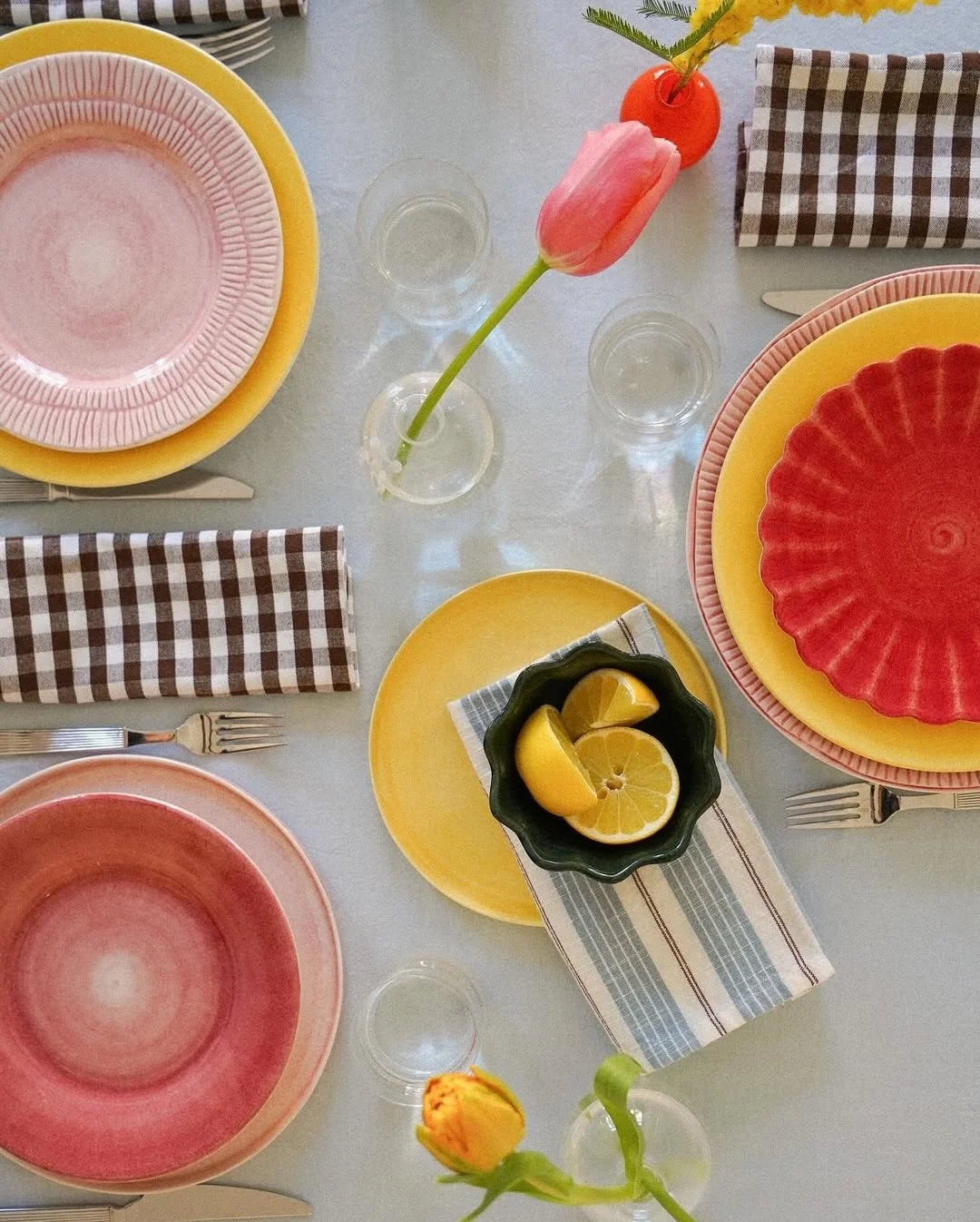 Bring the colours of spring to your table💐

#mateus #tableware #servise #borddekking #insidetooas