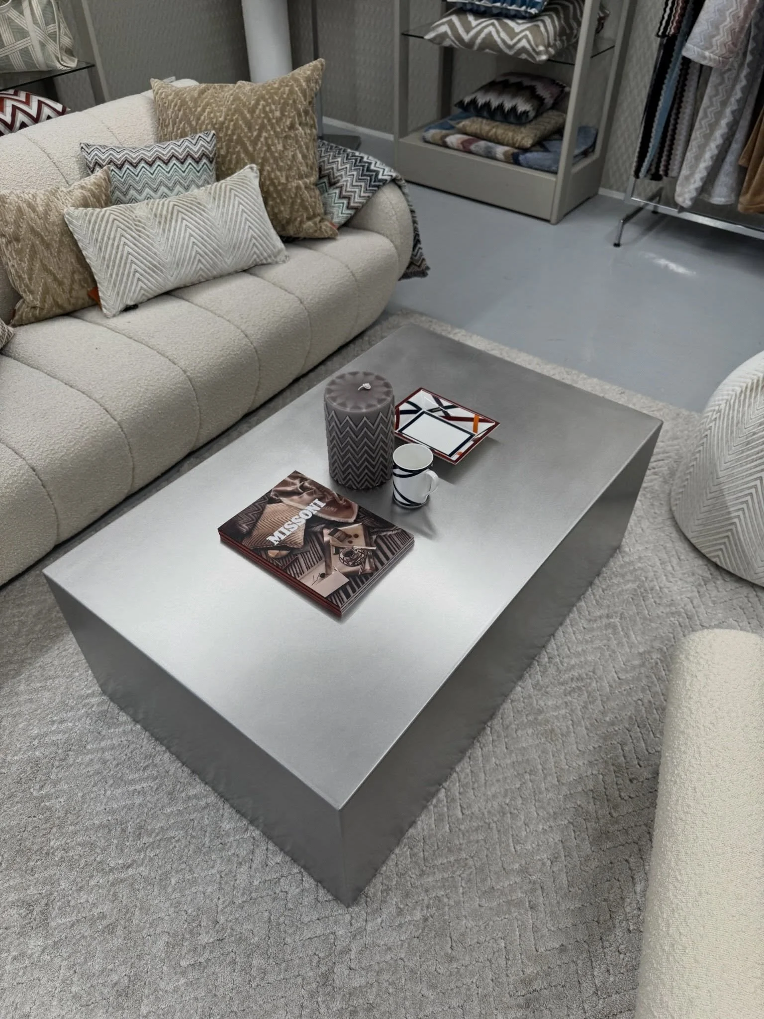 Stainless Steel Coffee Table🩵

Sammen med den norske produsenten Rustfrie Bergh har vi f&aring;tt laget et custom made sofabord til v&aring;rt Missoni Showroom. Bordet er laget p&aring; deres fabrikk p&aring; Dokka, ekte norsk h&aring;ndverk! 

Vi &