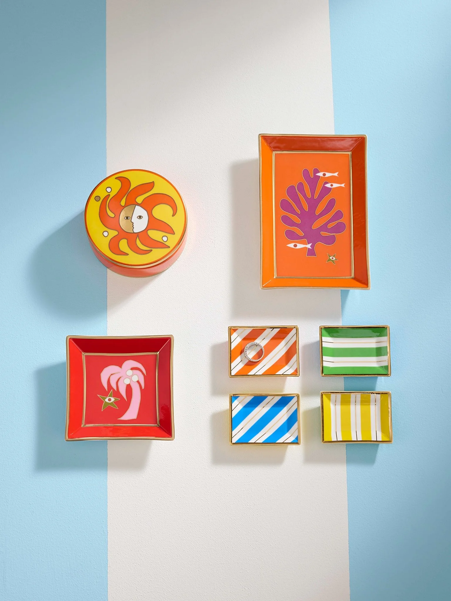 Treat your tablescape to evocative trays and catchalls from Jonathan Adler&rsquo;s Playa collection🌈

Featuring seaside icons in a bright palette&mdash;this is the fresh, clean French 50s jet set glamour every surface needs!

#jonathanadler #interi&