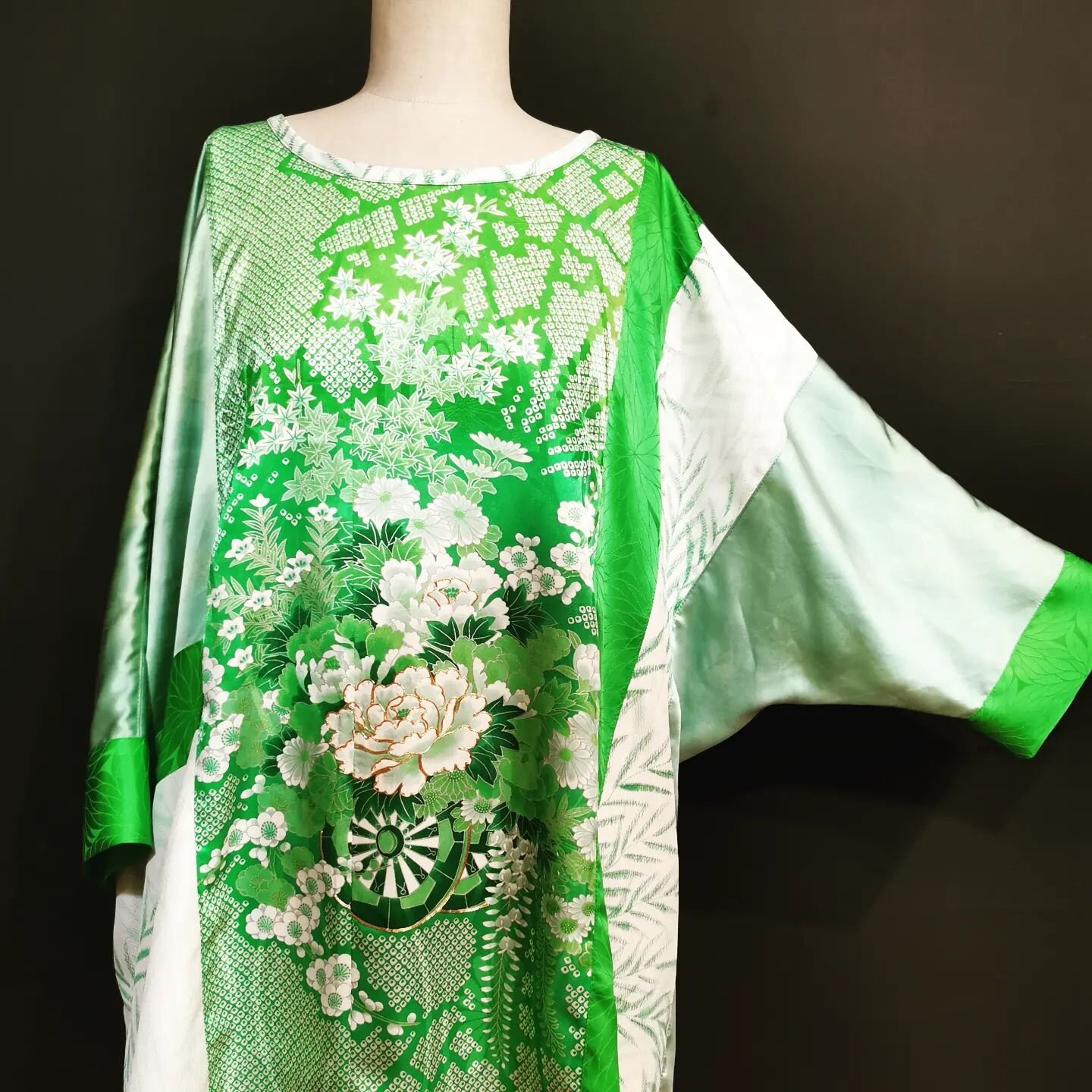 A touch of luxury in beautiful emerald green. The newest 'Too Easy' top is made in several stunning vintage kimono fabrics and handdyed silk. 
I bought the kimonos in Japan and slowly and gently unpicked them. Such an interesting process to see how t