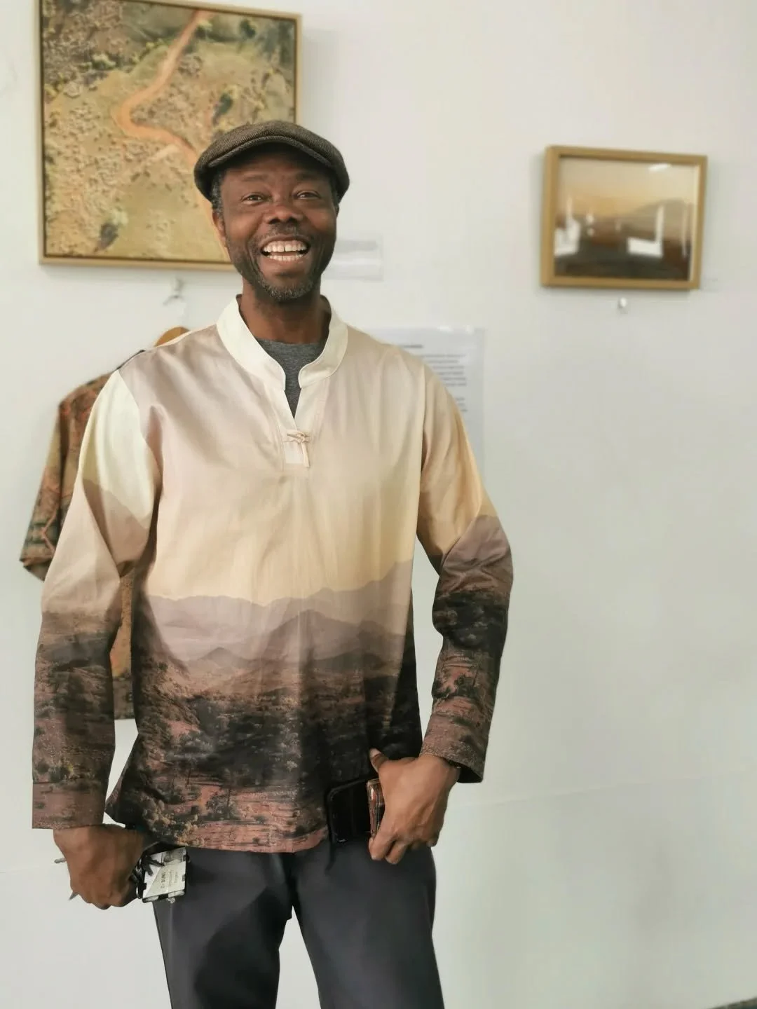 Love when one of my pieces finds its perfect new person 😍
A lovely couple from out of town came in to look at the exhibition yesterday, and this dude immediately noticed this shirt and wanted to try it on.
Mandarin collar, long sleeve shirt in organ
