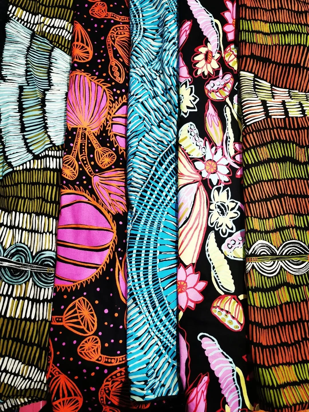 My name is Sue and I'm addicted to fabric!!
I absolutely love these screen printed linen pieces that arrived today from Merrepen Arts in the Northern Territory.
I won a voucher in their Fabric Lovers competition at the end of last year - the 'very cl