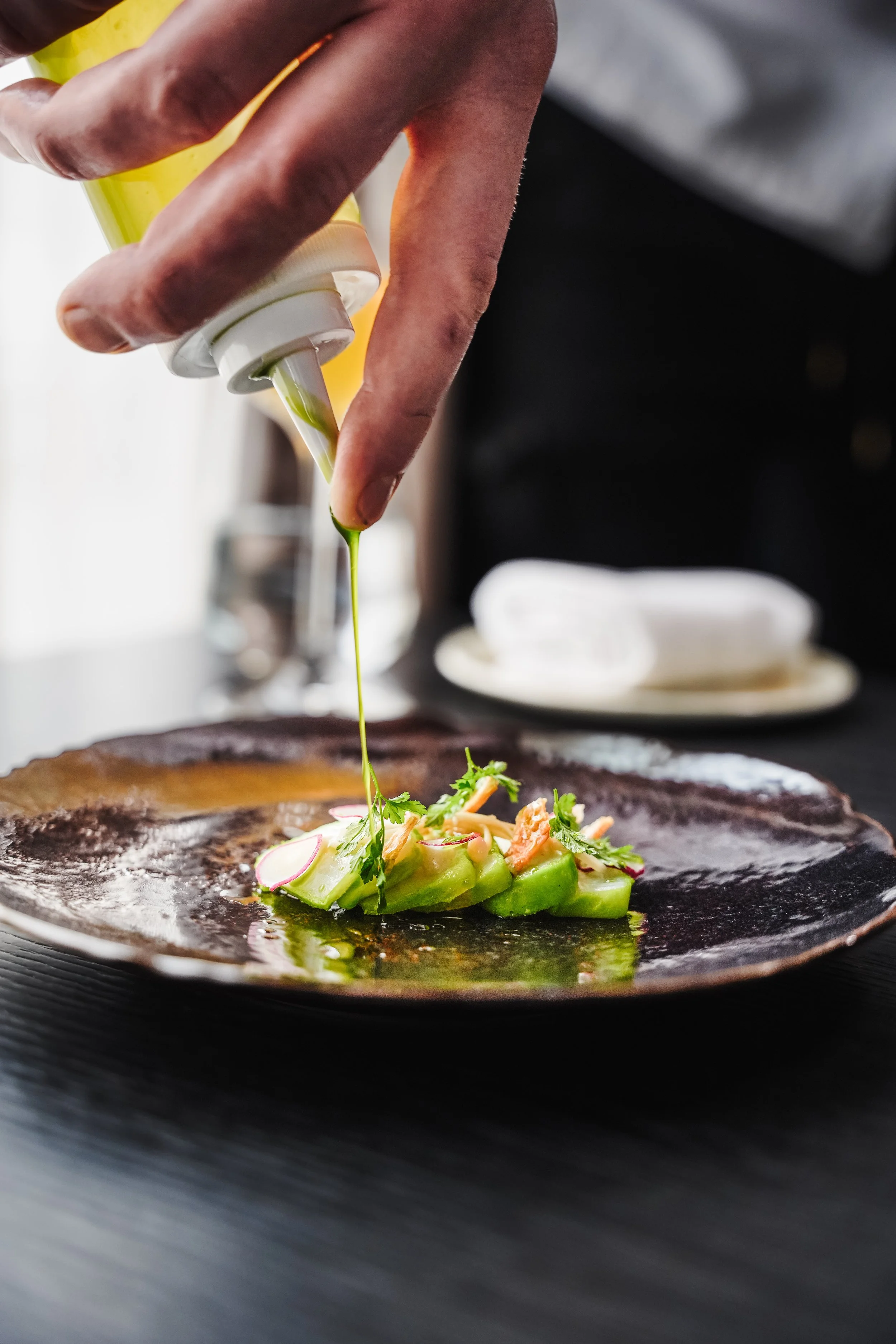 Bilde fra Restaurant Broken hvor eier og chef, Alan Kaye, tilbereder en rett.