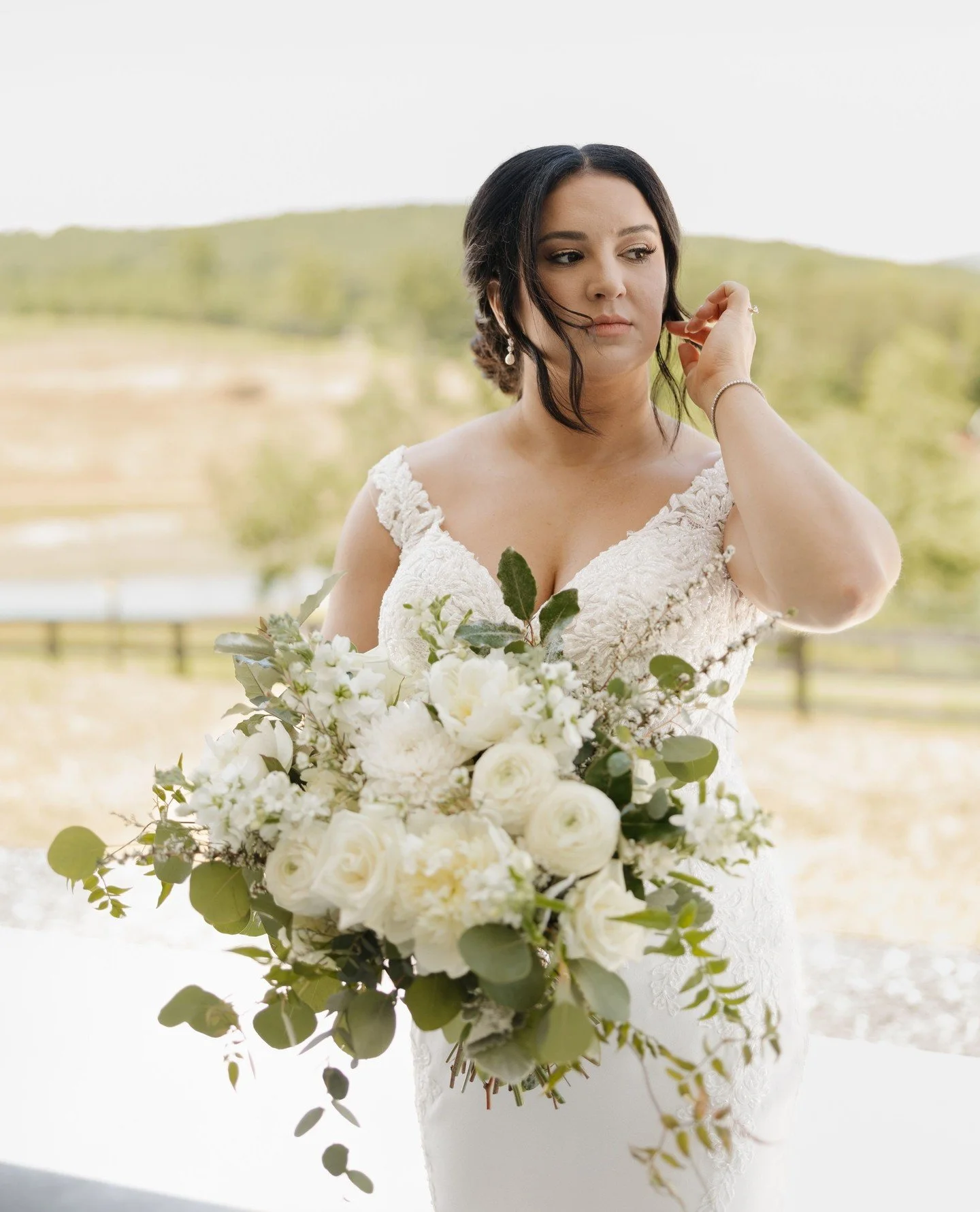 Your wedding venue influences everything - from the media, the florals, and your guest's experience! Choose wisely! ⛪️⁠
⁠
My top 3 tips for choosing a venue: ⁠
1. Natural light!! 🔆 I cannot emphasize how important this is for your media team but mor