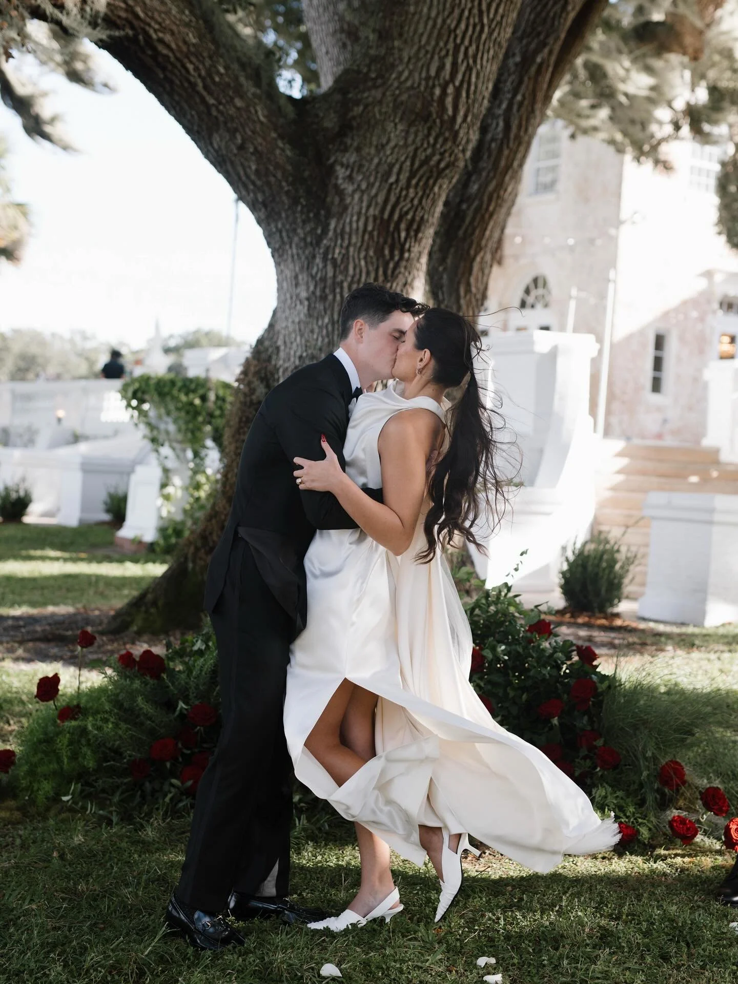 you&rsquo;ve never seen a more chic couple 🦢✨

Emily + Colin&rsquo;s day was full of special, intentional, vintage touches. Despite everything being thrown at them, mainly the unpredictable Florida weather, they were engrossed in each other. The lov