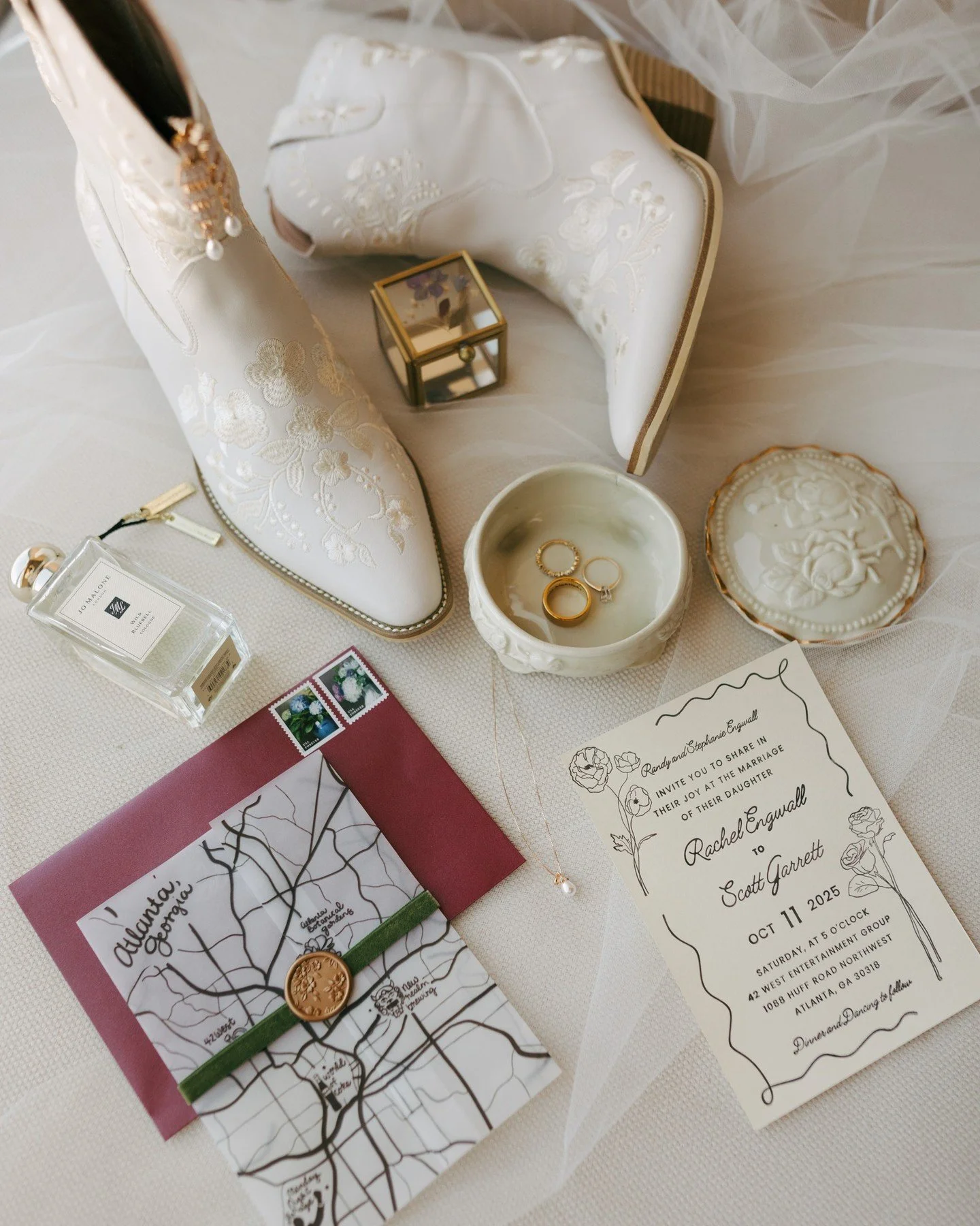 details. details. details. 

Rachel spent so much time crafting all of the details for her &amp; Scott&rsquo;s day and they were executed flawlessly! A custom designed photobooth, a record player seating chart, individually curated drinking glasses -