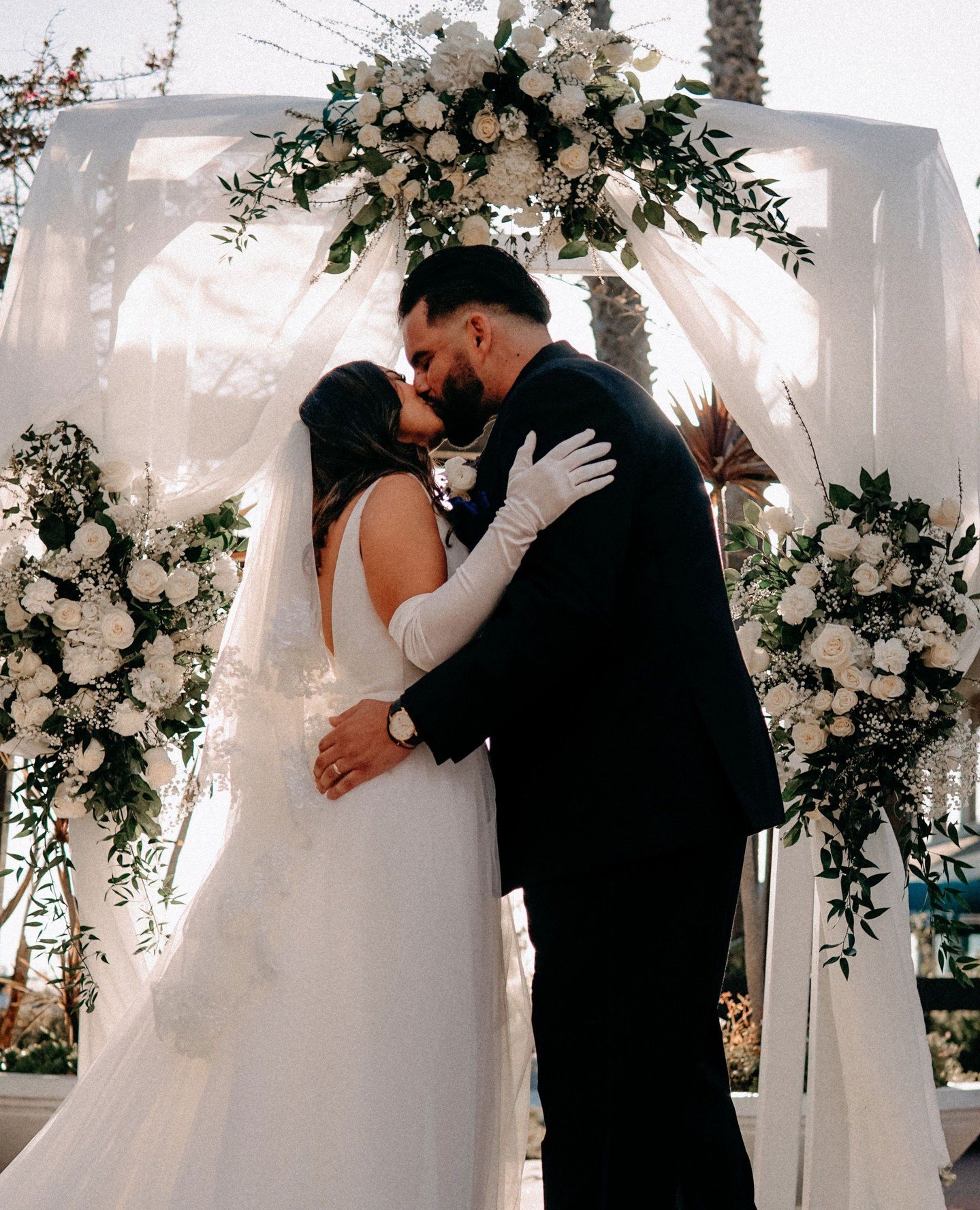 the first kiss as husband and wife 🤍⁠
⁠
this moment is the beginning of the rest of your life! let me help you plan so you can focus on this moment. leave everything else to Langley Ever After! 💍 ⁠
⁠
vendors:⁠
planner: @langleyeverafter⁠
venue/Cate